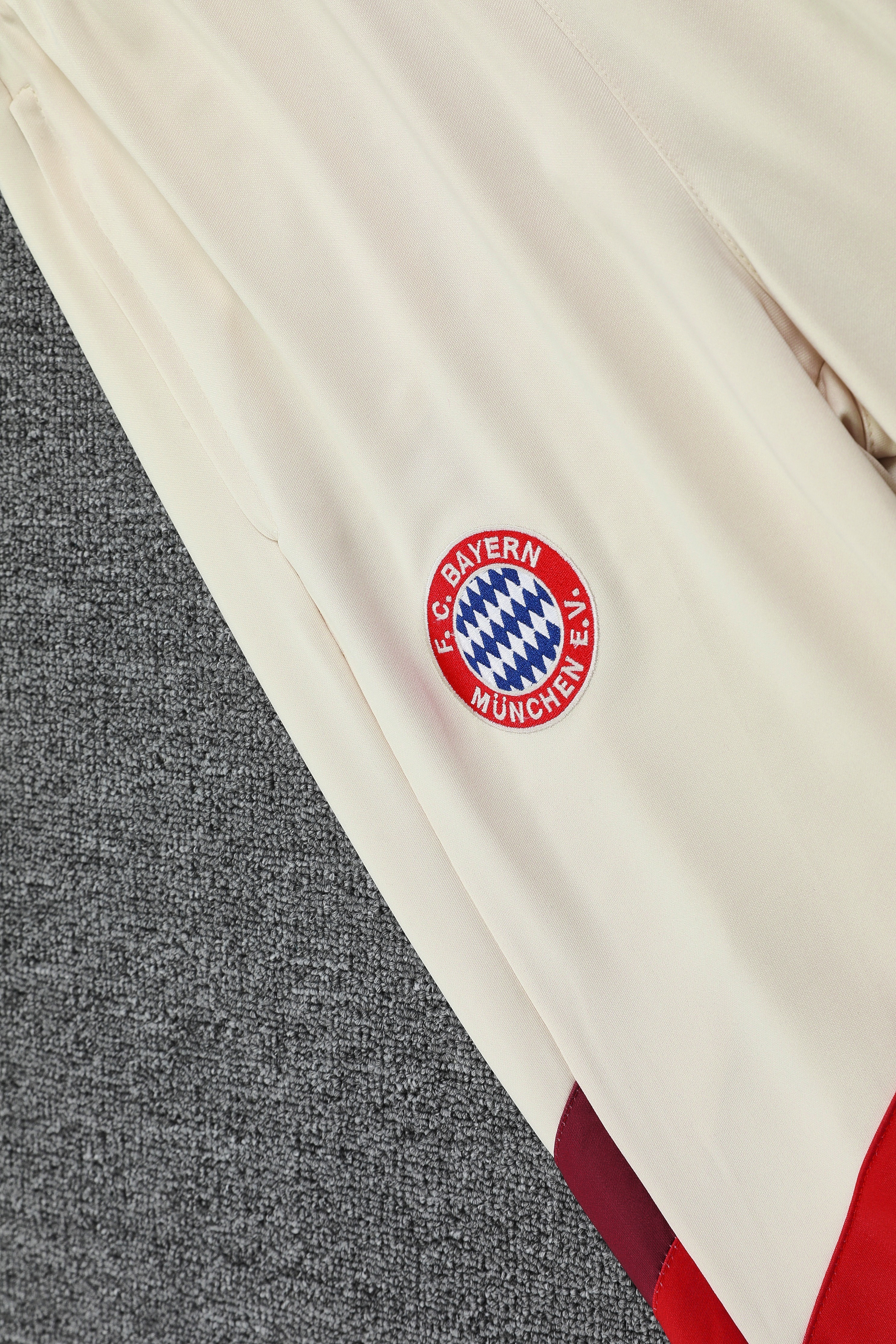 2025/2026 Bayern Munich Adult Long Sleeve Hood Kit