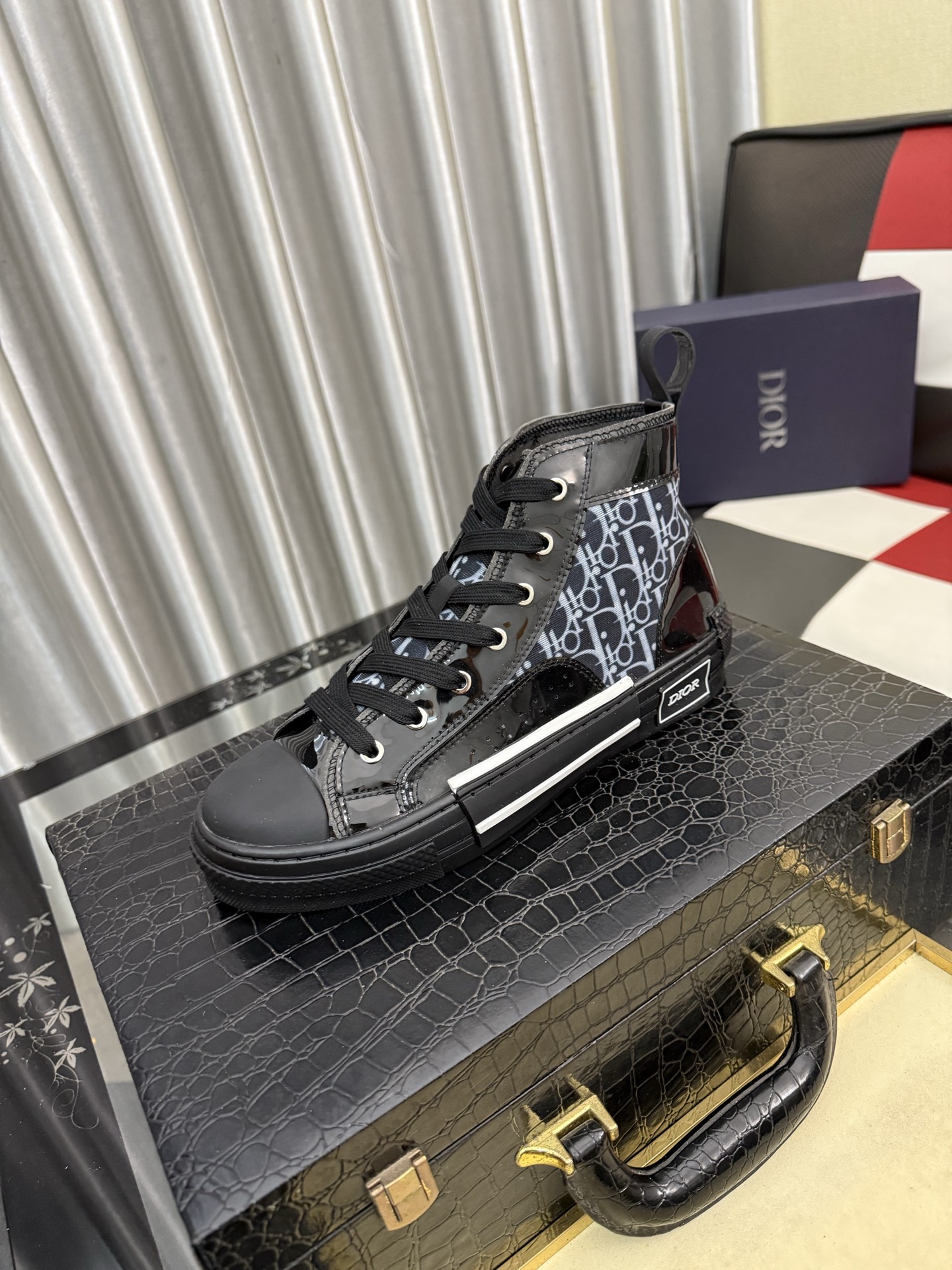 Christian Dior B23