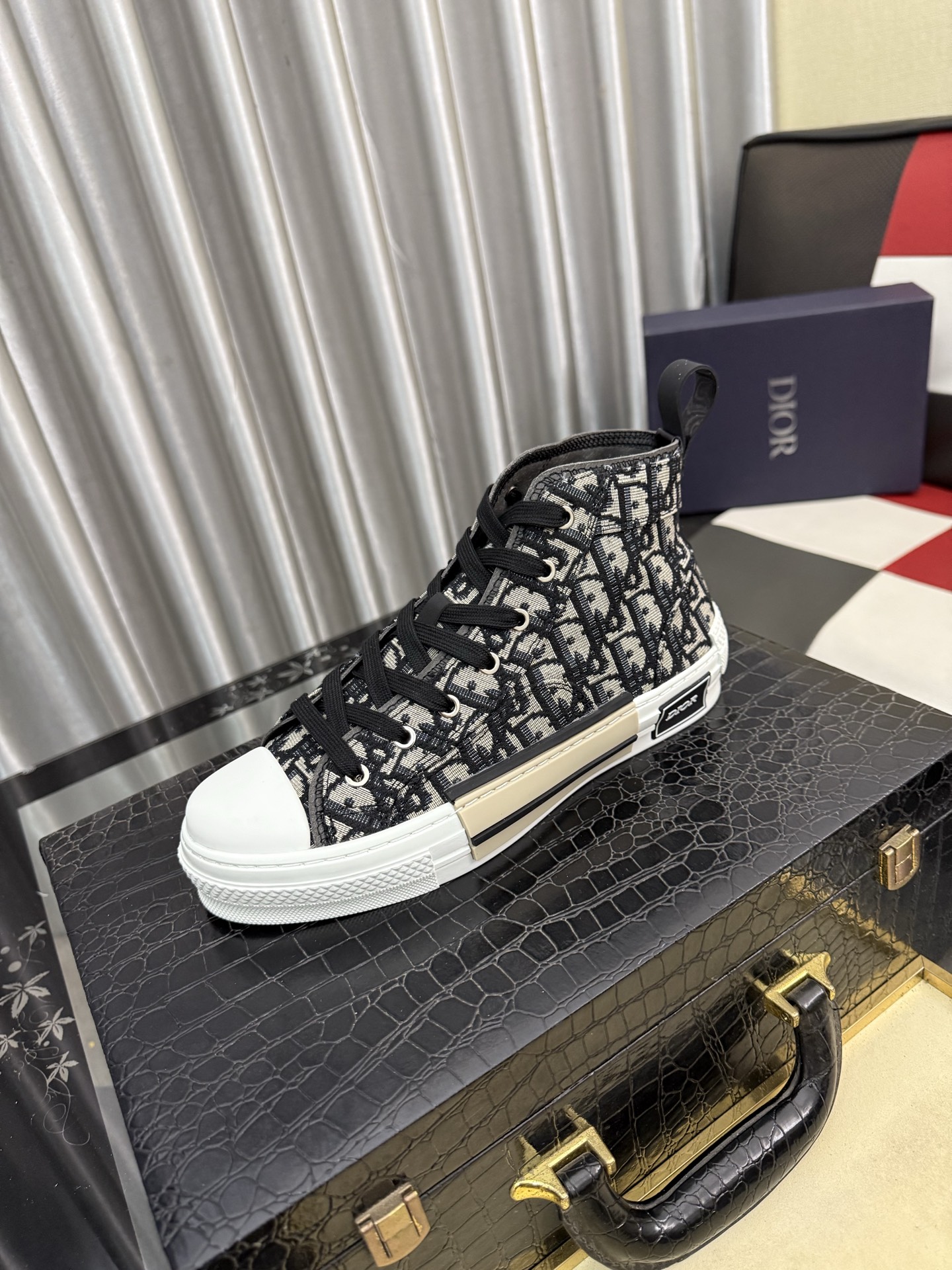 Christian Dior B23