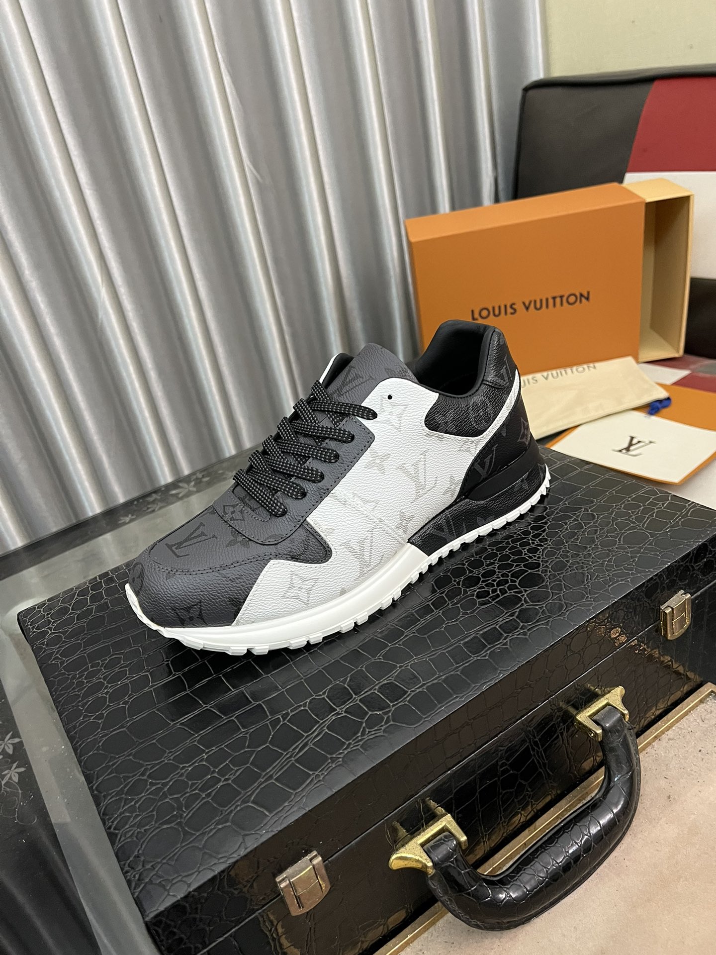 LV Louis vuitton Run Away