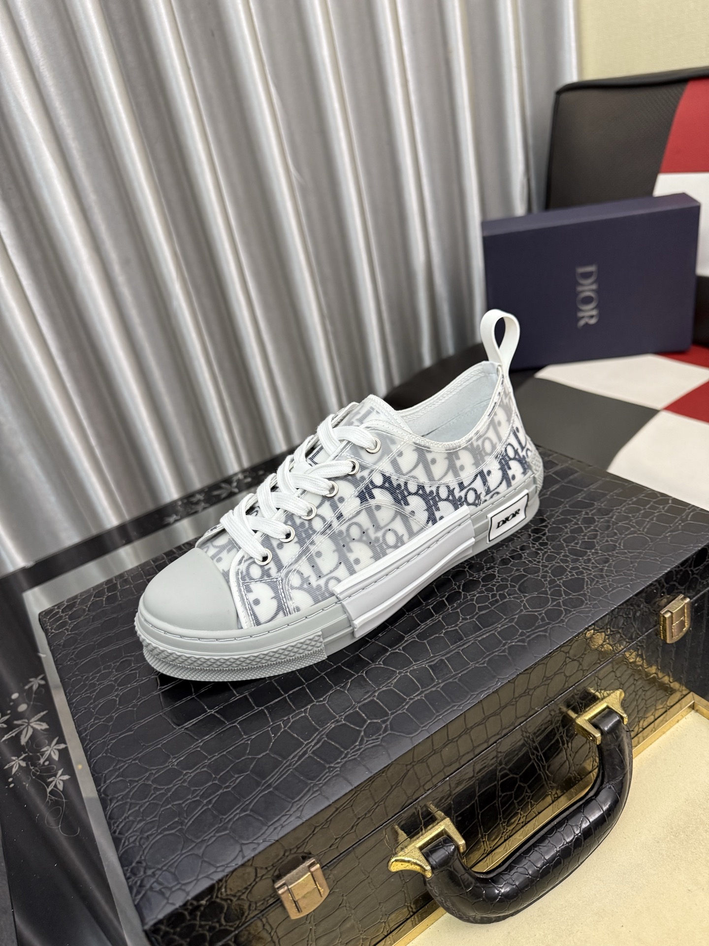 Christian Dior B23