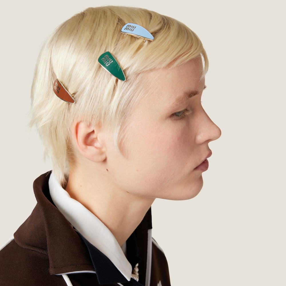 Enamelled metal clips