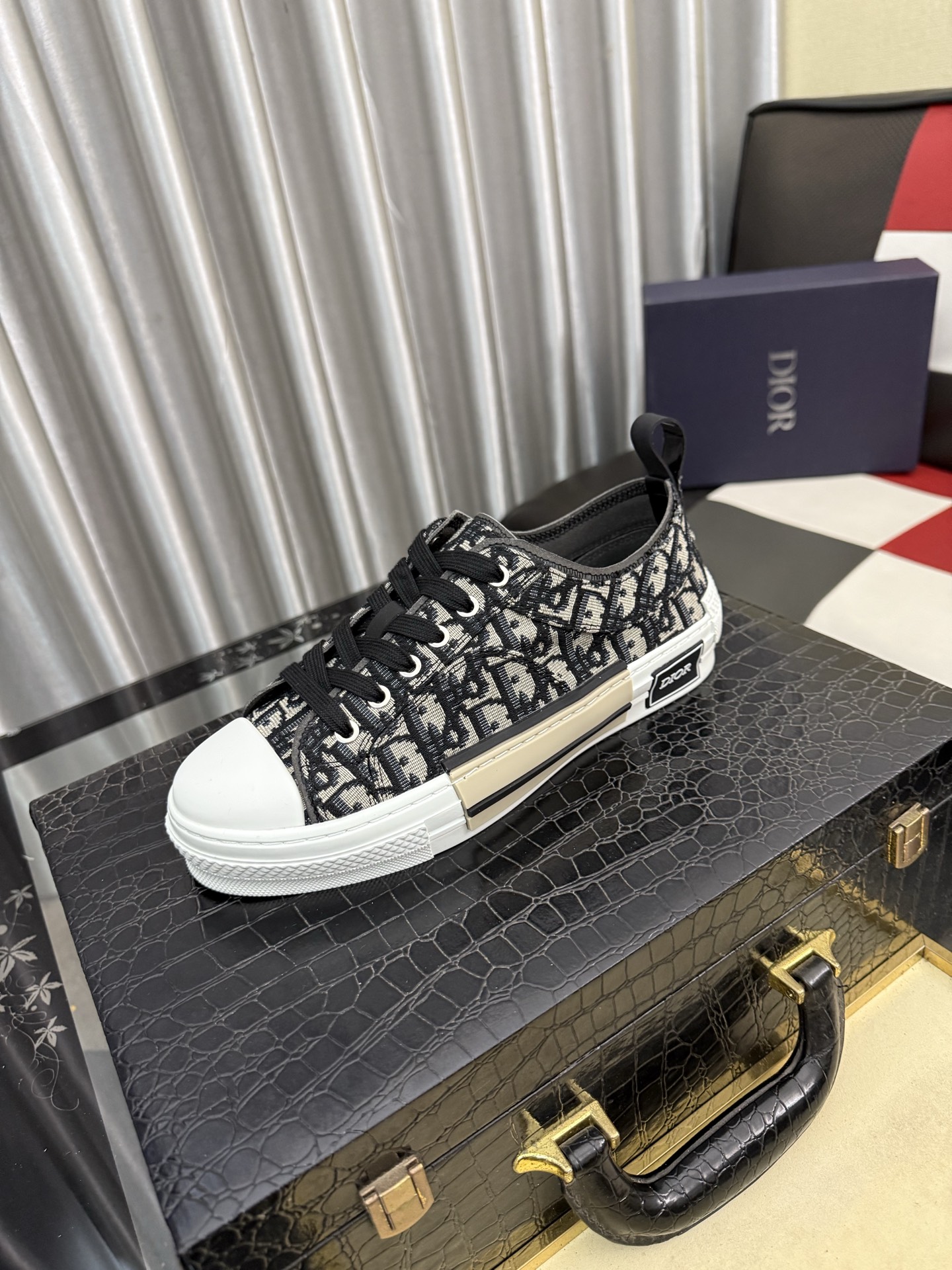 Christian Dior B23
