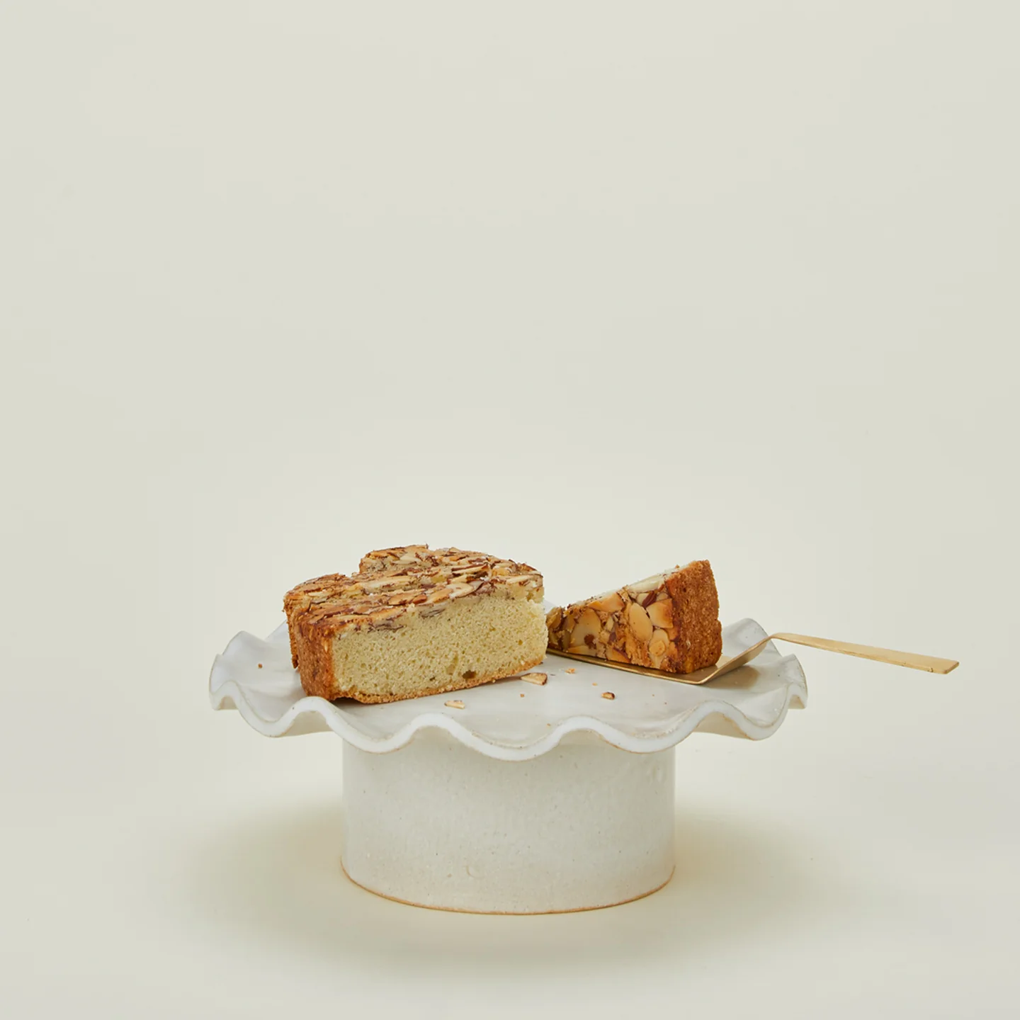 Ruffle Edge Pedestal