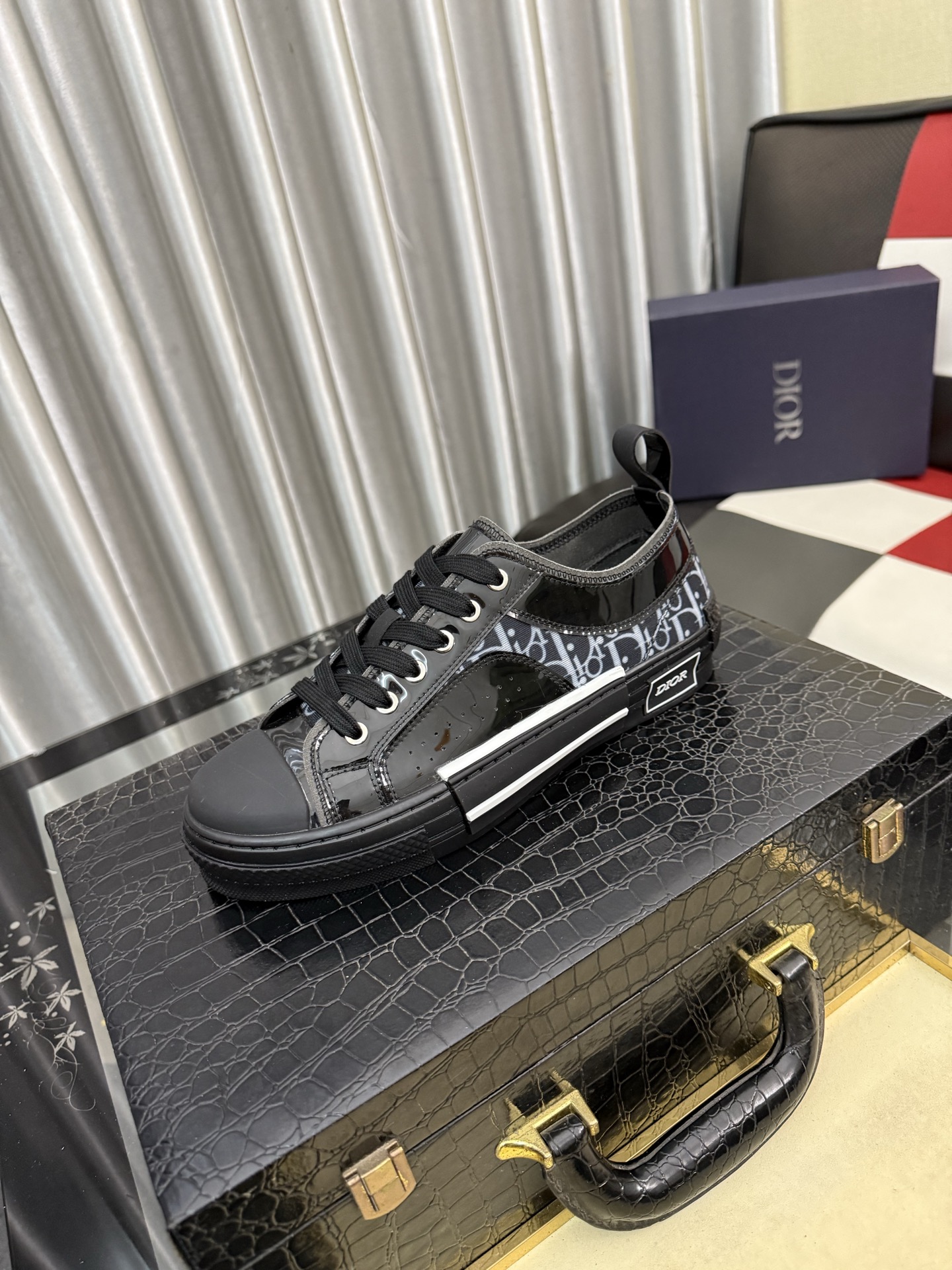 Christian Dior B23