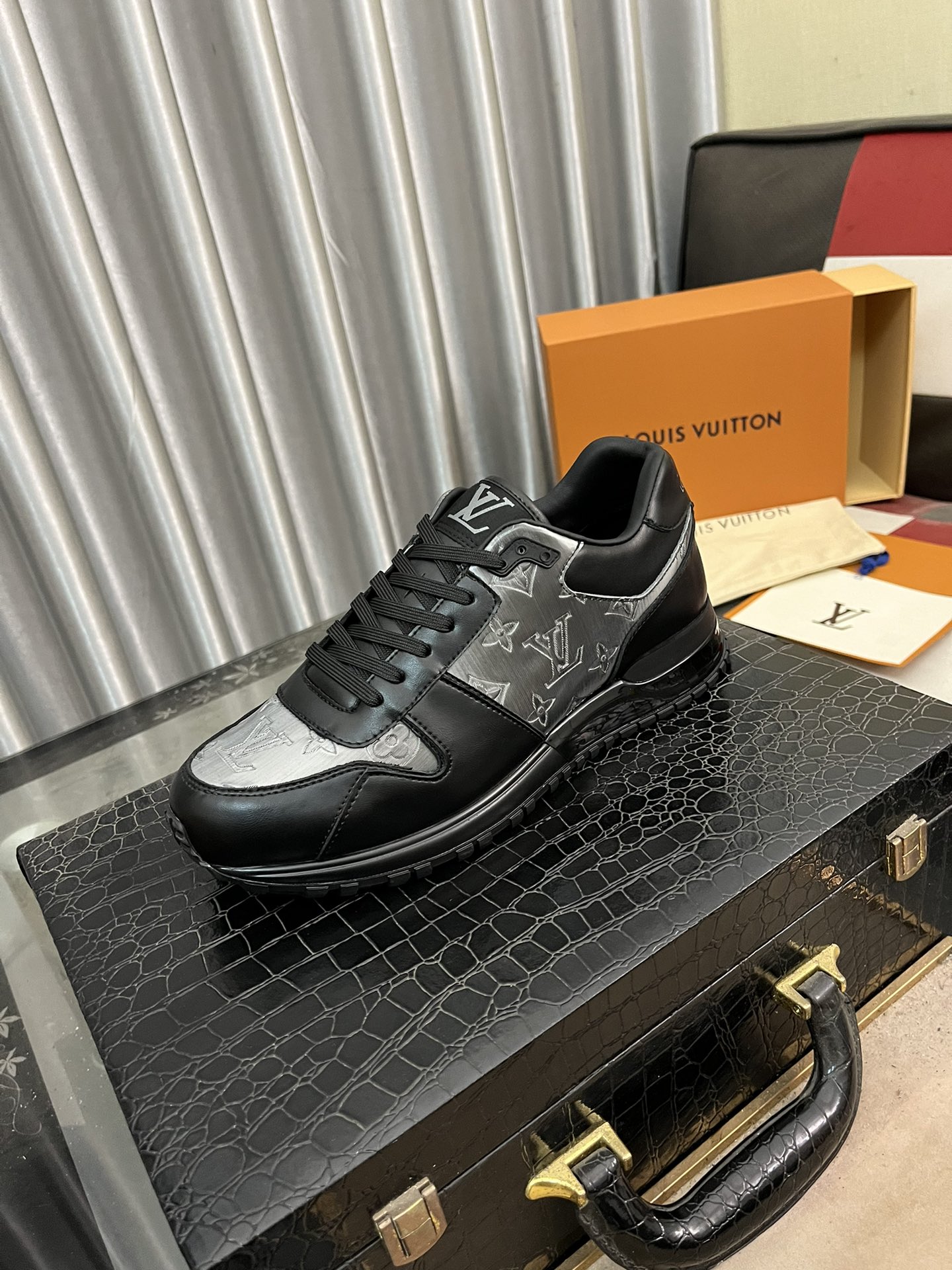 LV Louis vuitton Run Away