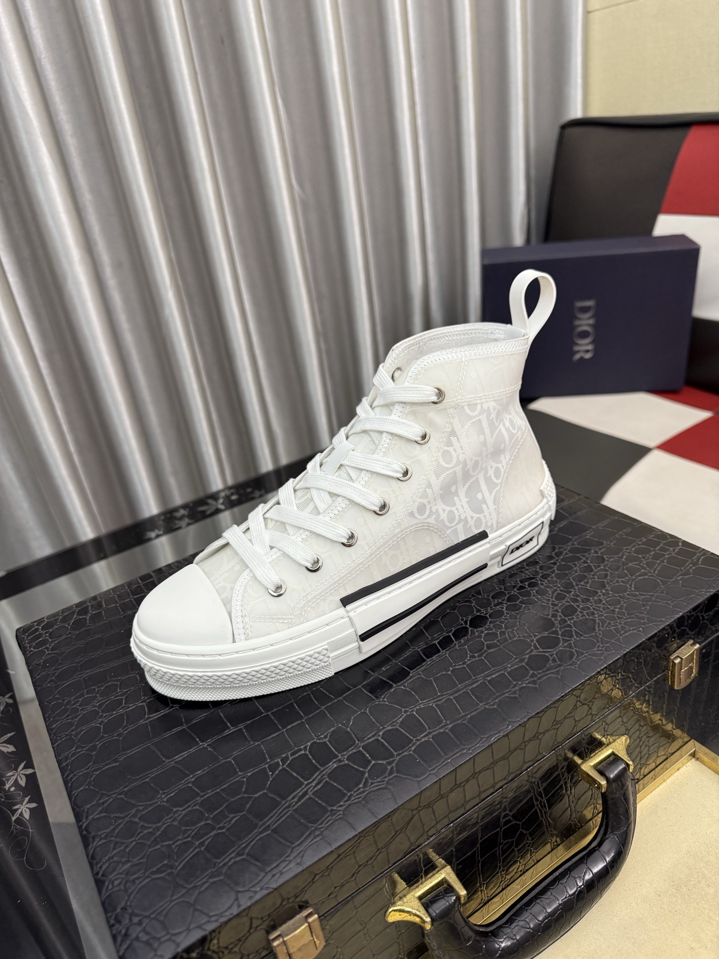 Christian Dior B23