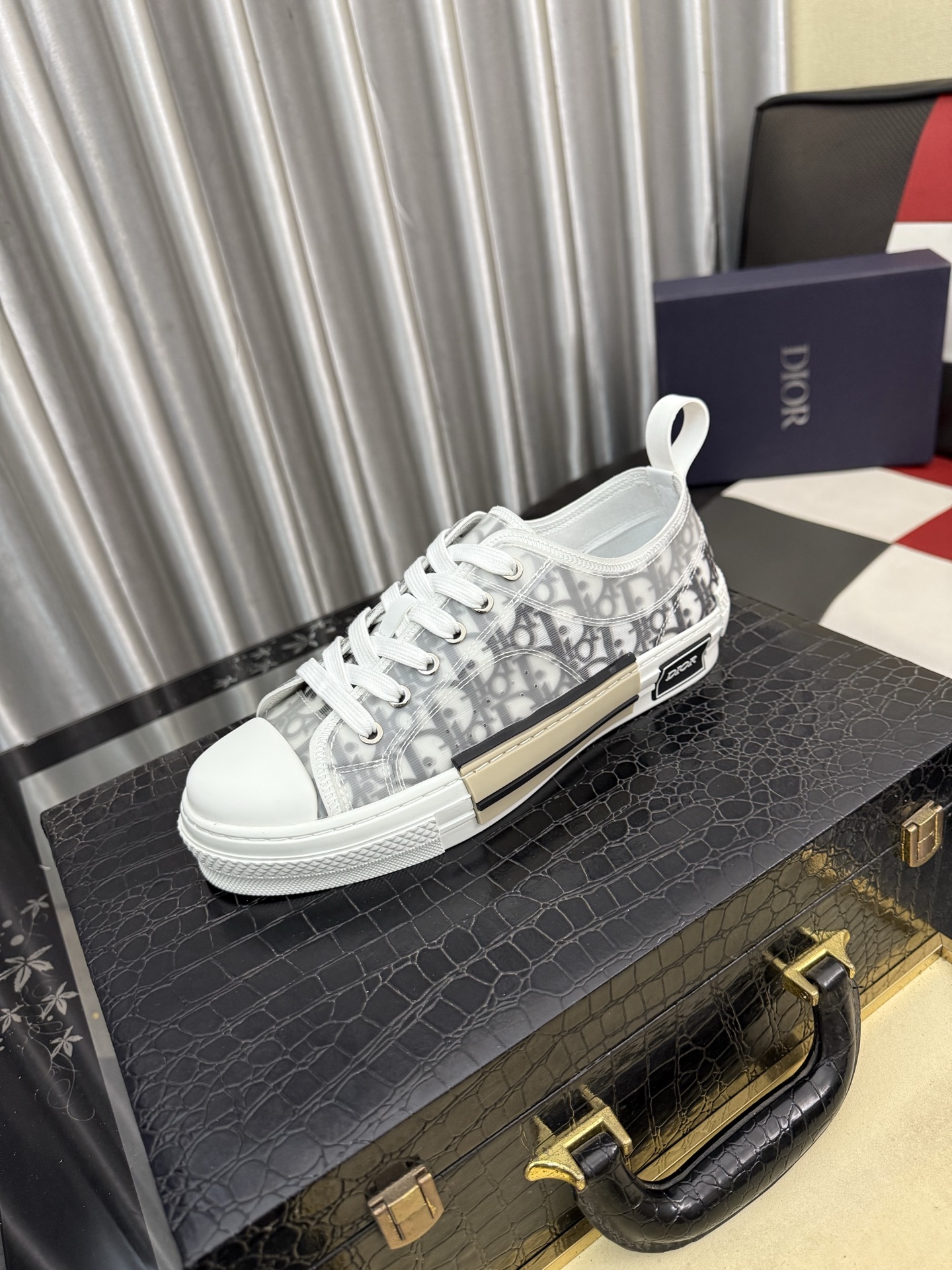 Christian Dior B23