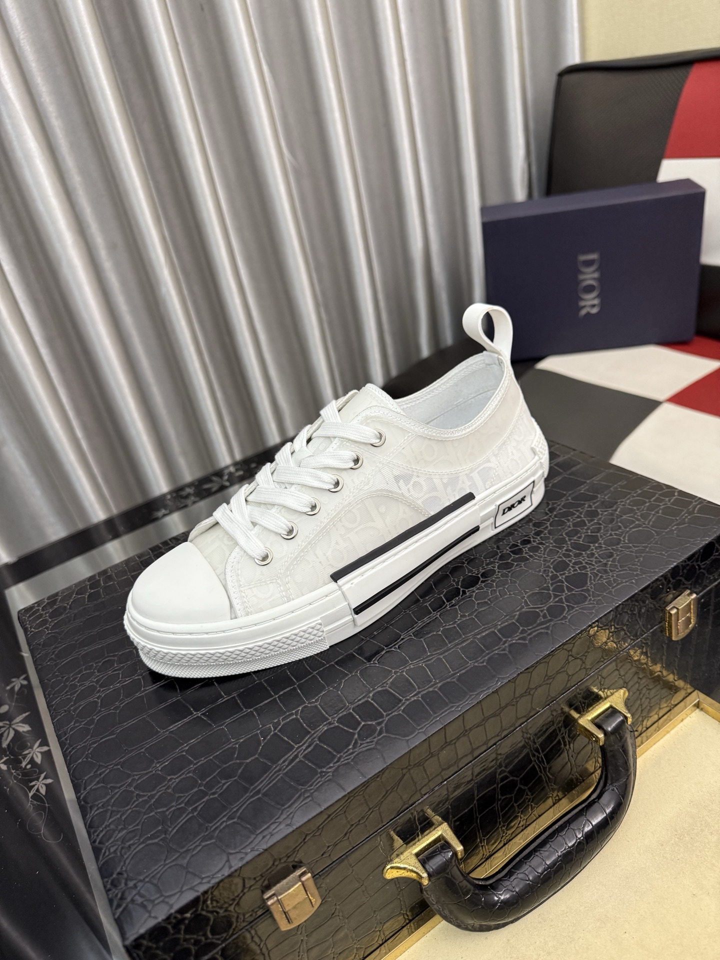 Christian Dior B23