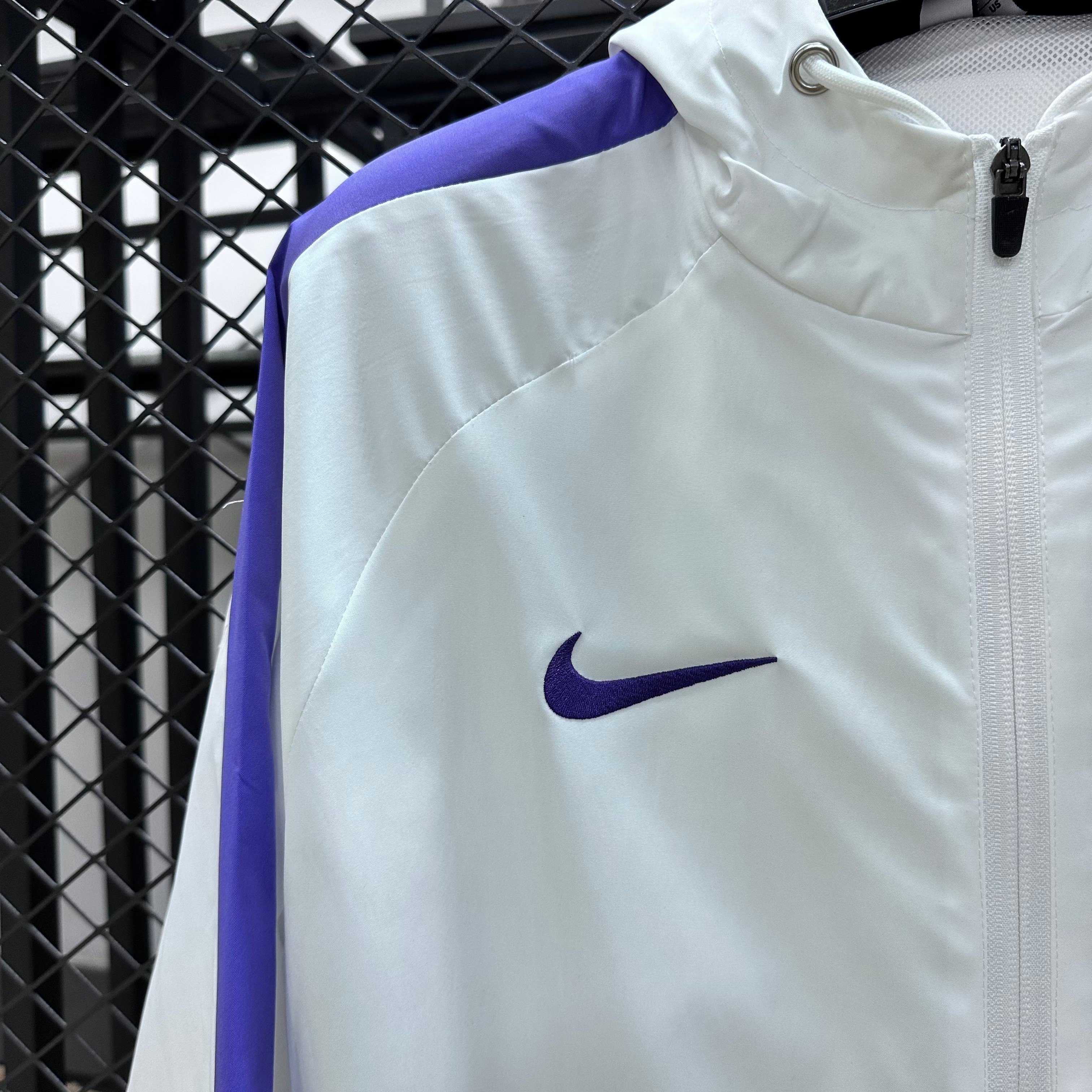 2025/2026 R Tottenham Hotspur long-sleeved hooded football windbreaker