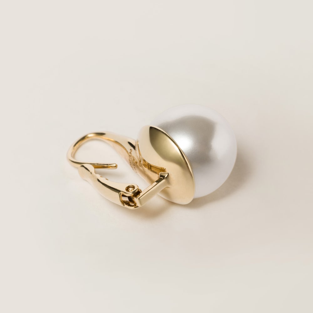 Metal and pearl earrings