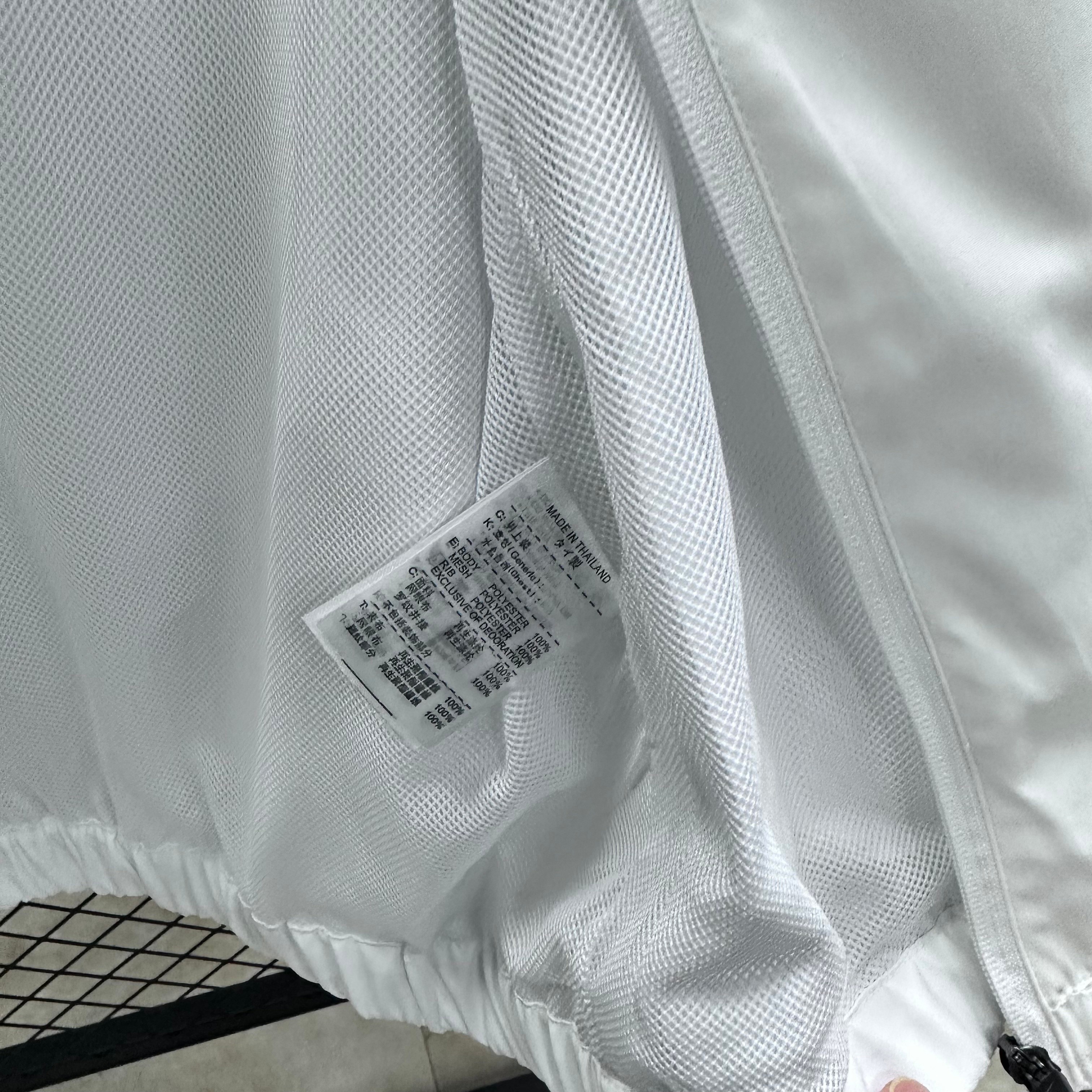 2025/2026 R Tottenham Hotspur long-sleeved hooded football windbreaker