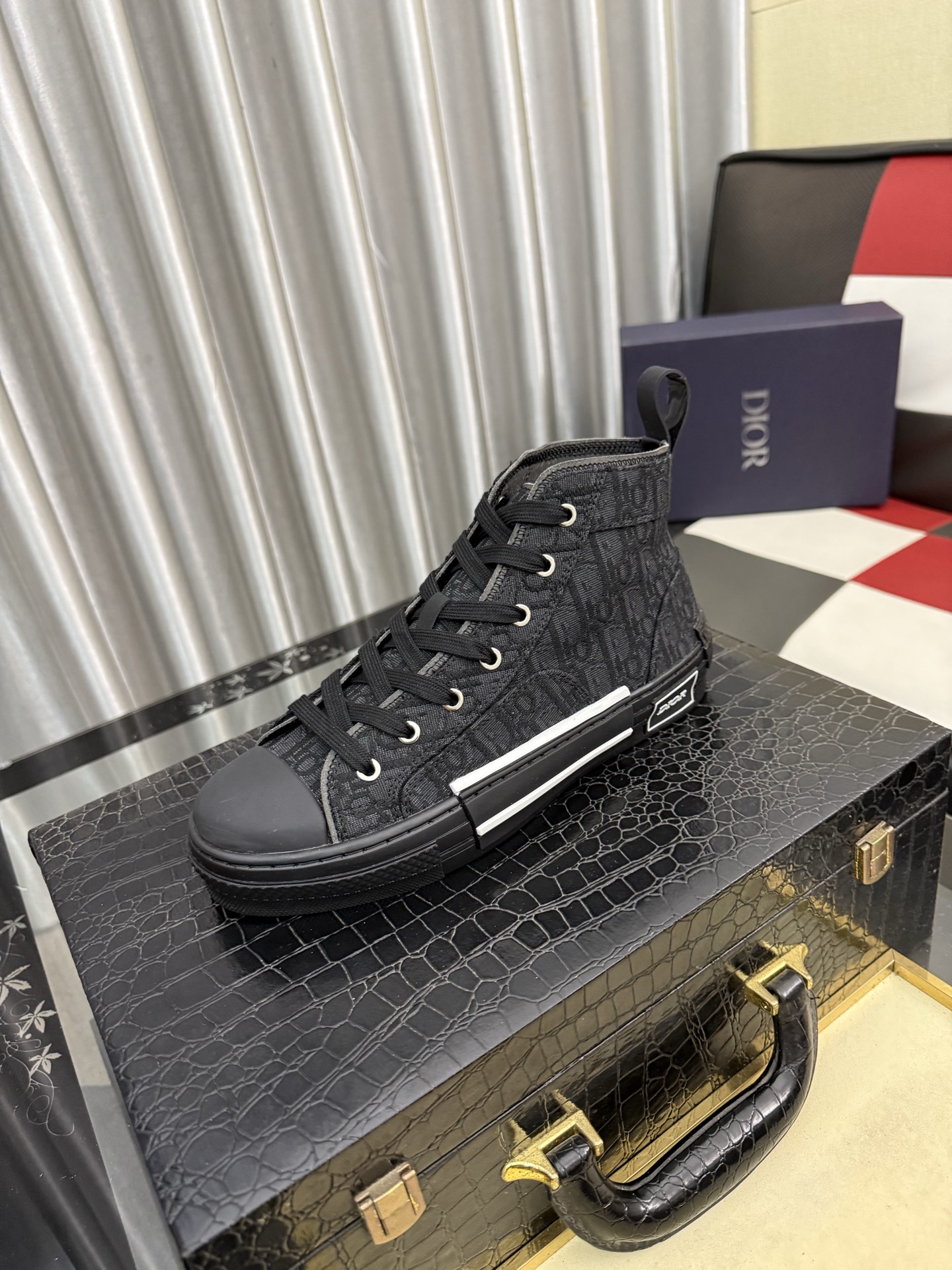 Christian Dior B23