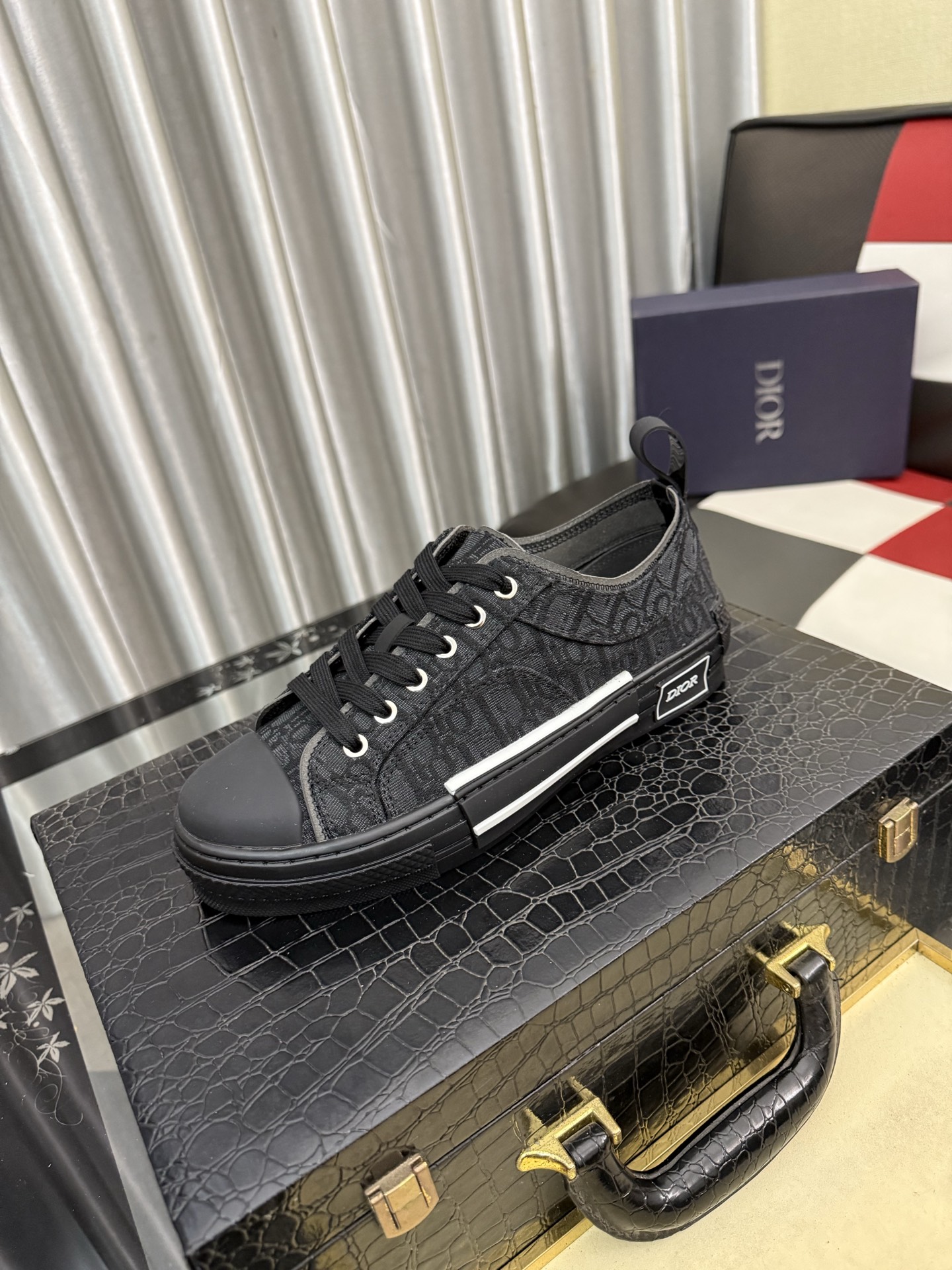 Christian Dior B23