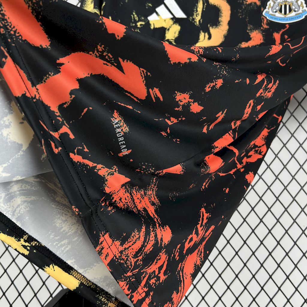 2025/2026 Newcastle United Pre-match Training Football Shirt （Fans）