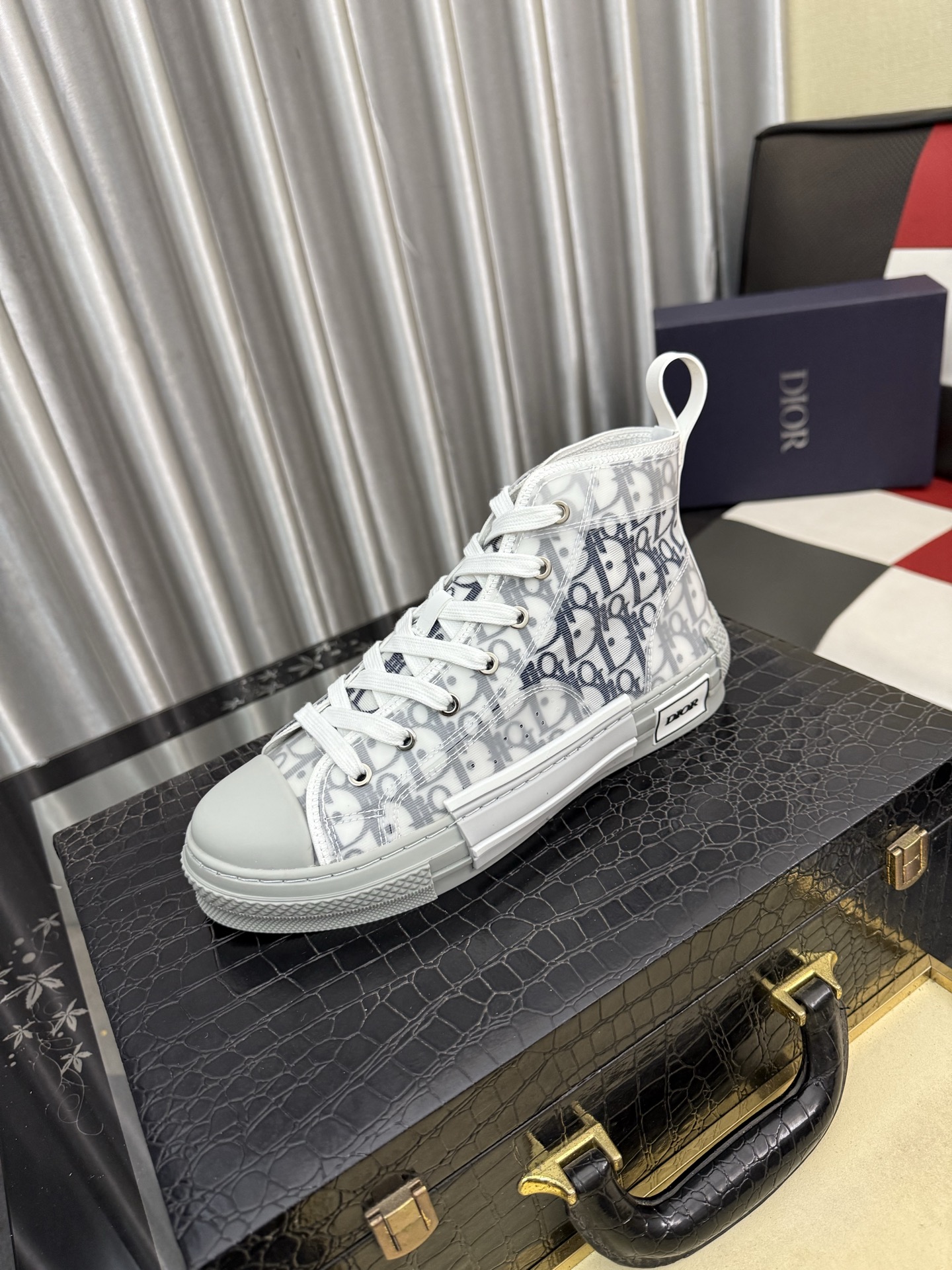 Christian Dior B23