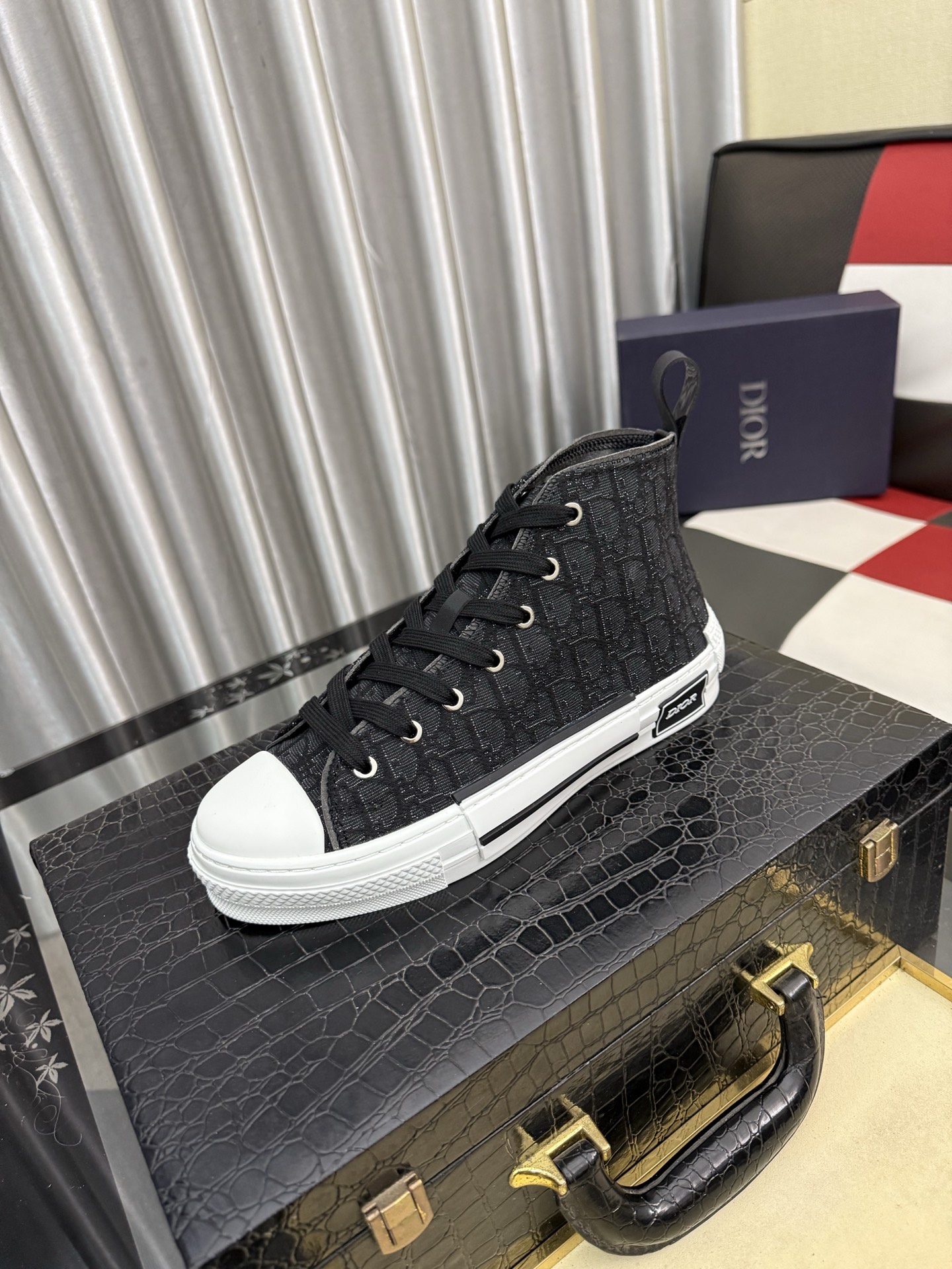 Christian Dior B23