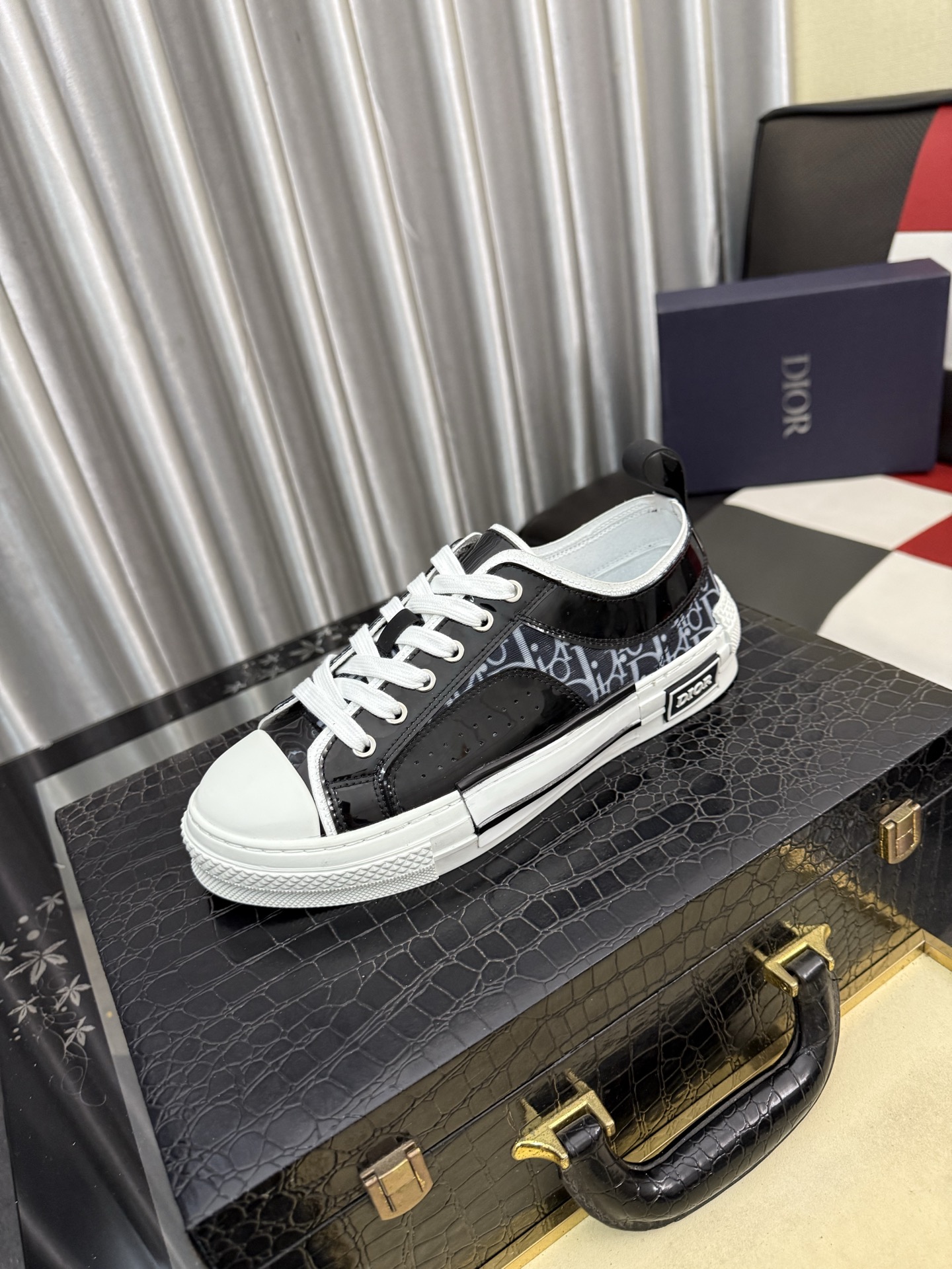 Christian Dior B23