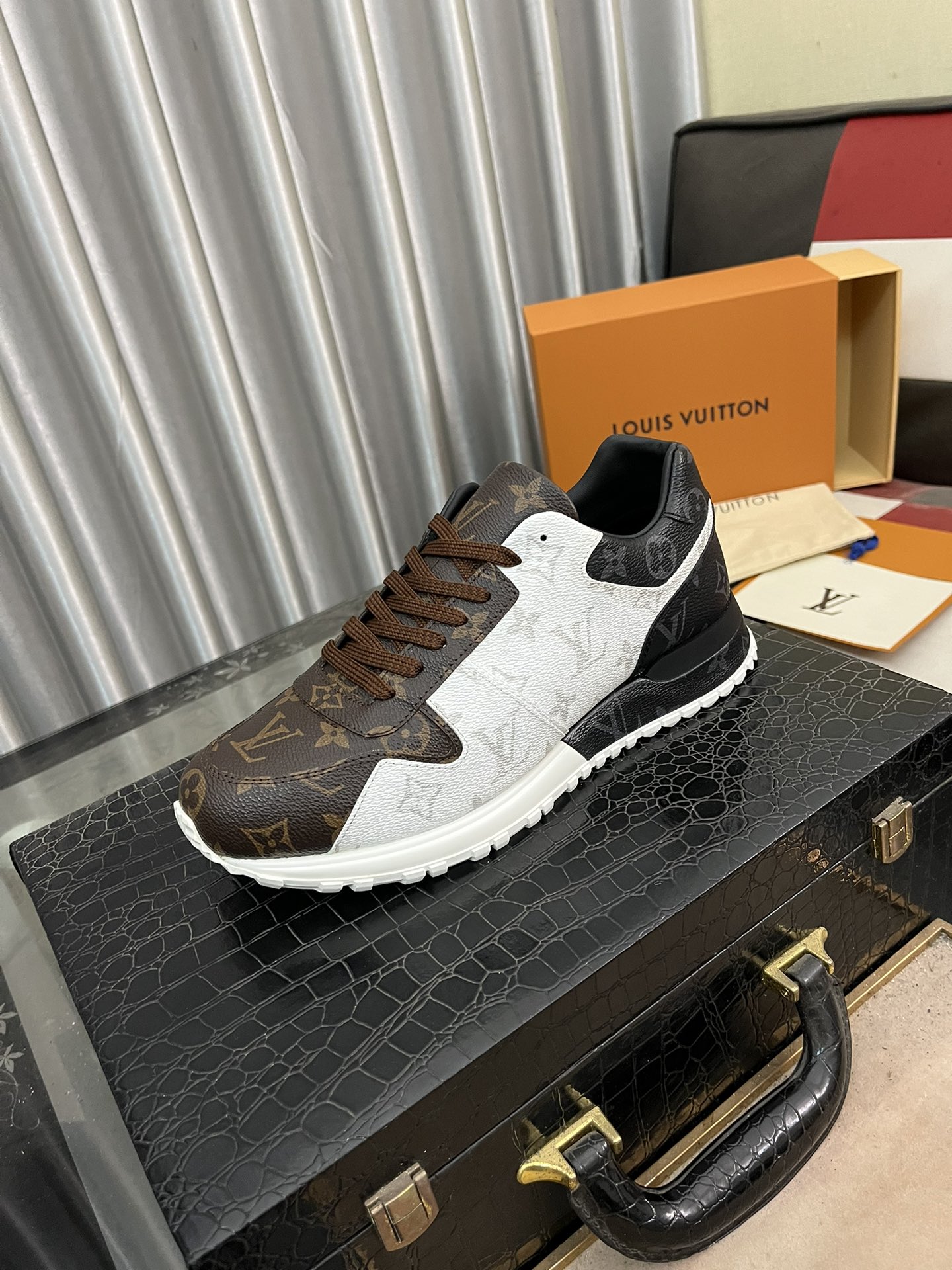 LV Louis vuitton Run Away