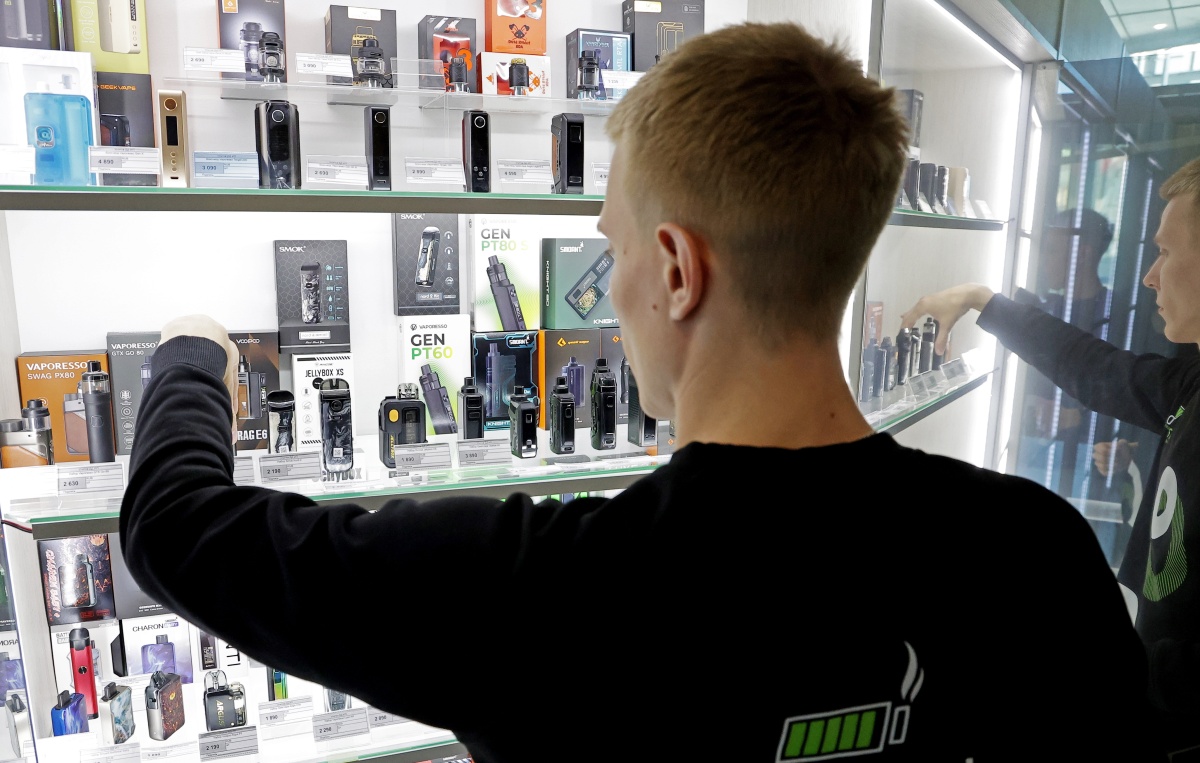 Retail shelves in Russia with vape products being removed, illustrating growing regulatory pressure and potential ban on vaping products.