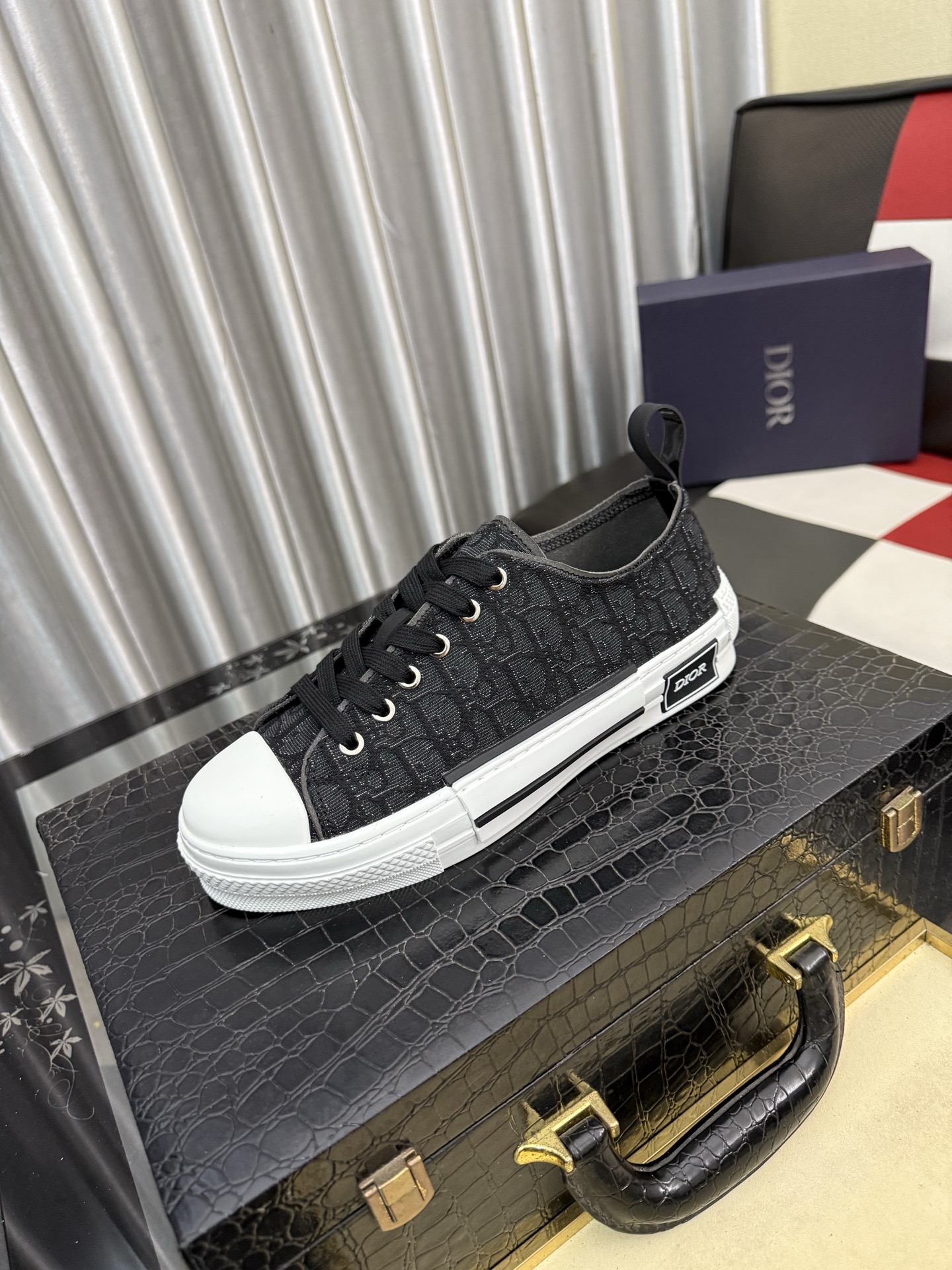 Christian Dior B23