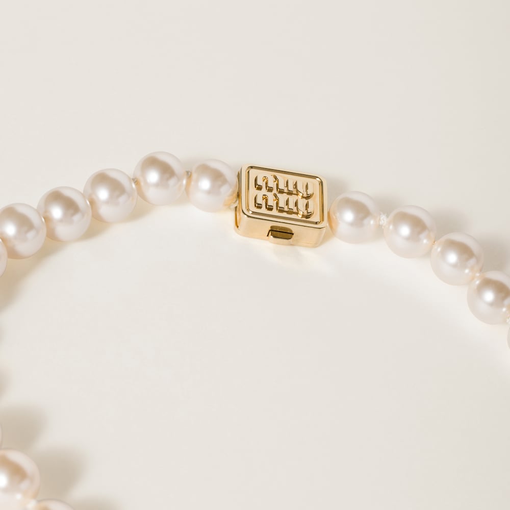 Metal necklace with synthetic pearls