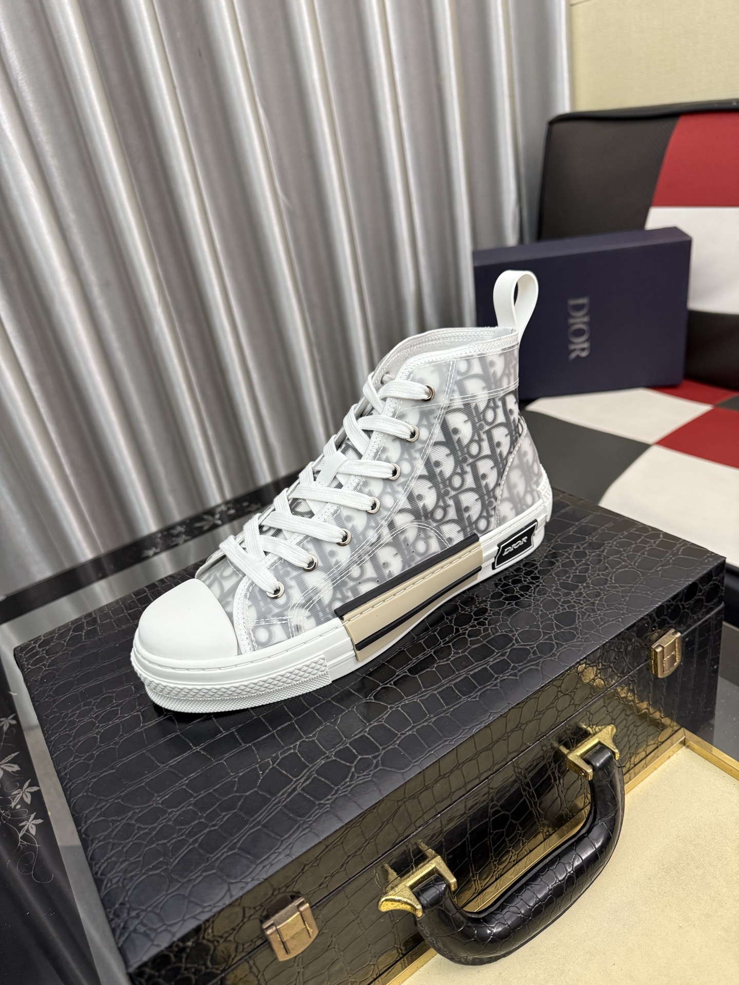 Christian Dior B23