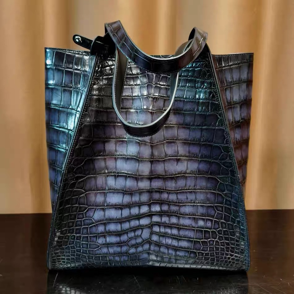 New fashion and elegant light luxury women's handbag made of crocodile skin, suitable for moms. 2025 women's handbag, shoulder bag.