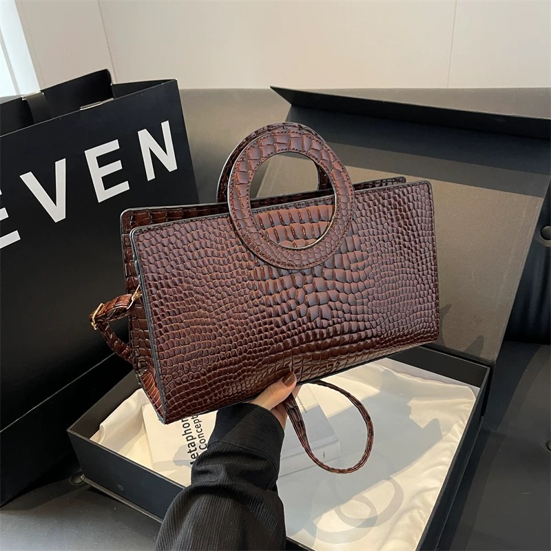 New fashion and elegant light luxury women's handbag made of crocodile skin, suitable for moms. 2025 women's handbag, shoulder bag.