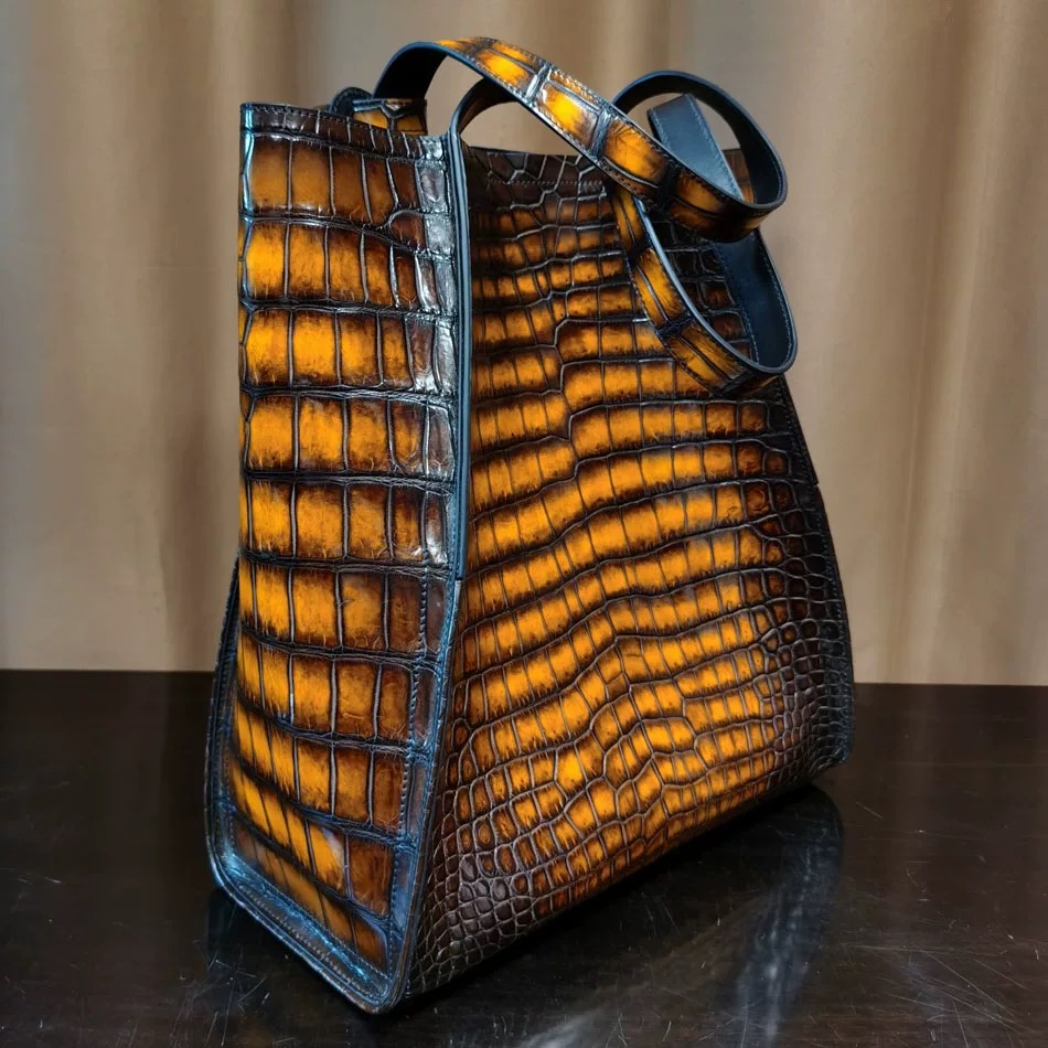 New fashion and elegant light luxury women's handbag made of crocodile skin, suitable for moms. 2025 women's handbag, shoulder bag.
