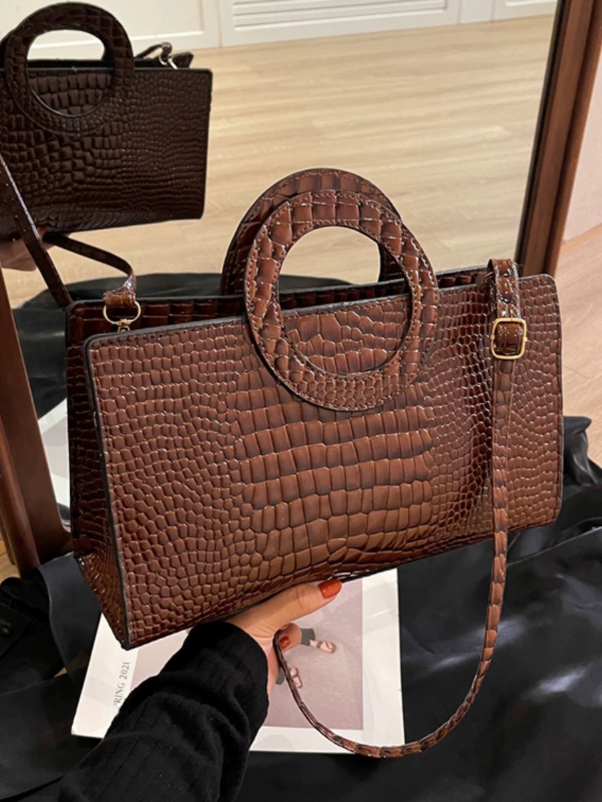 New fashion and elegant light luxury women's handbag made of crocodile skin, suitable for moms. 2025 women's handbag, shoulder bag.