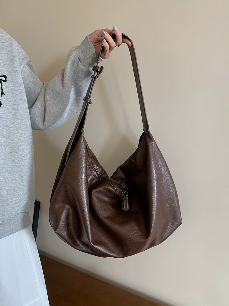 Soft leather large-capacity black dumpling-shaped bag for women, 2025 new style, retro business casual single shoulder crossbody tote bag