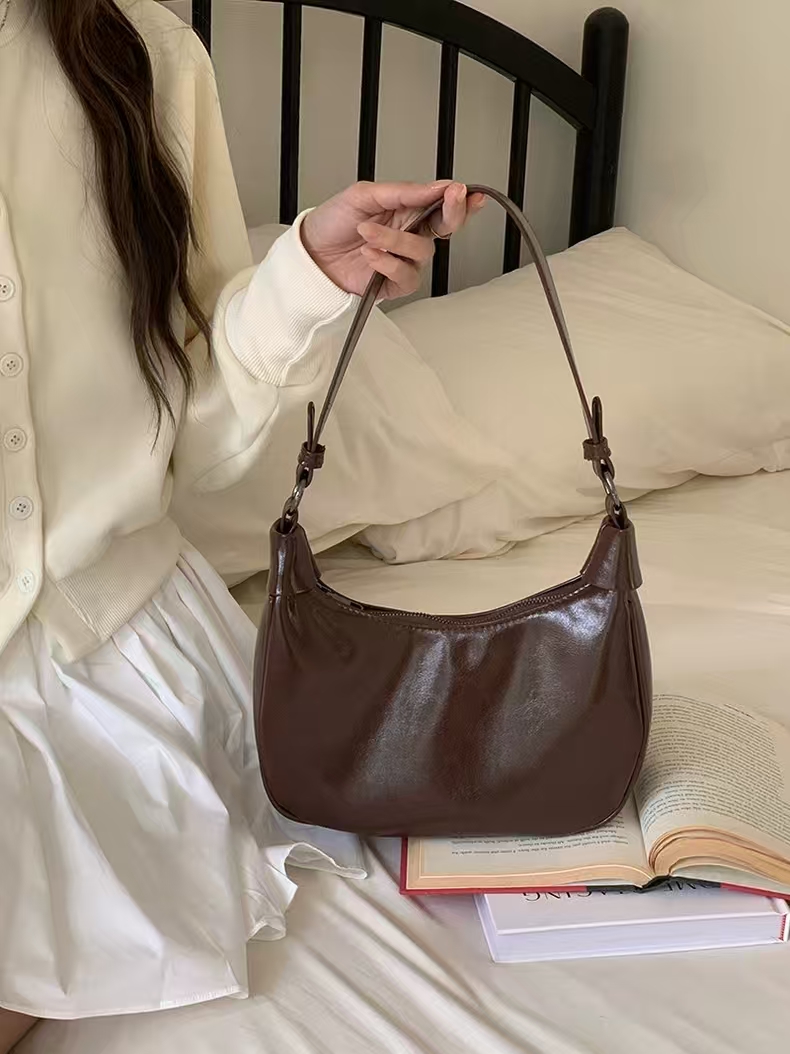 Small-scale retro underarm handbag for women, 2025 new style, fashionable single-shoulder soft leather commuting dumpling bag, versatile crossbody bag for women