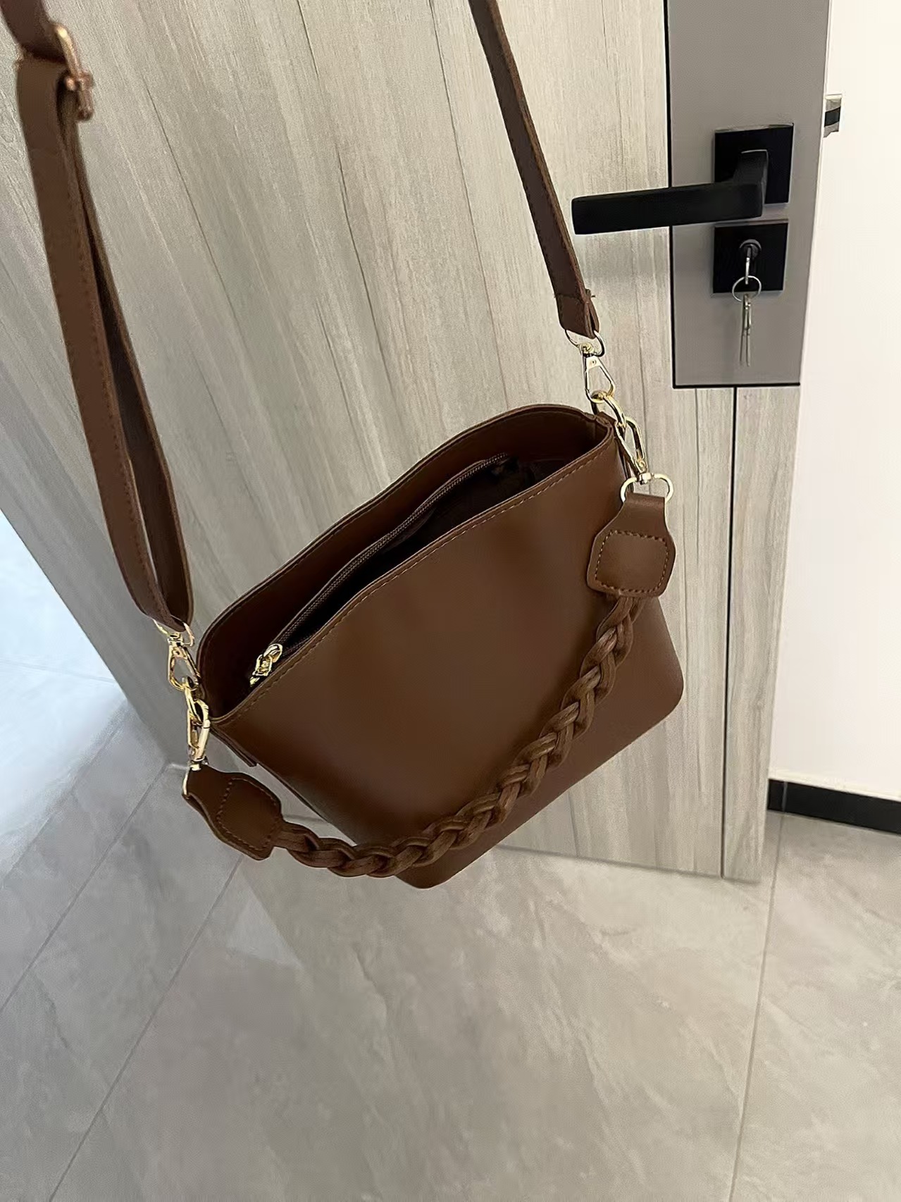Internet celebrity small handbag - trendy and fashionable new model, versatile and retro crossbody bag with shoulder strap and bucket bag at the side of the arm.