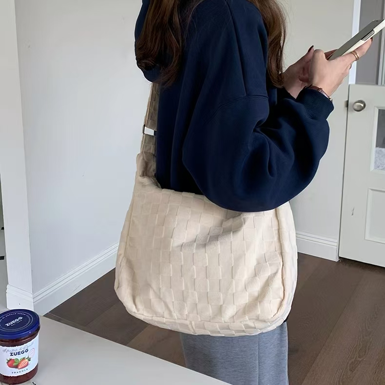 Large-capacity bag for women, new 2025 winter model, single-shoulder bag for college students during classes, cross-body bag with checkered pattern for commuting, tote bag