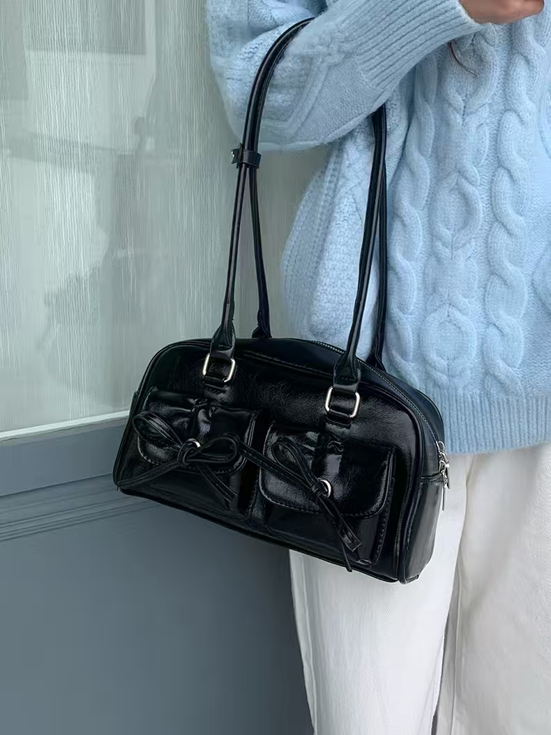 Belted single-shoulder underarm bag for women, 2025 new style, black, high-end, handbag for bowling, fashionable for commuting.