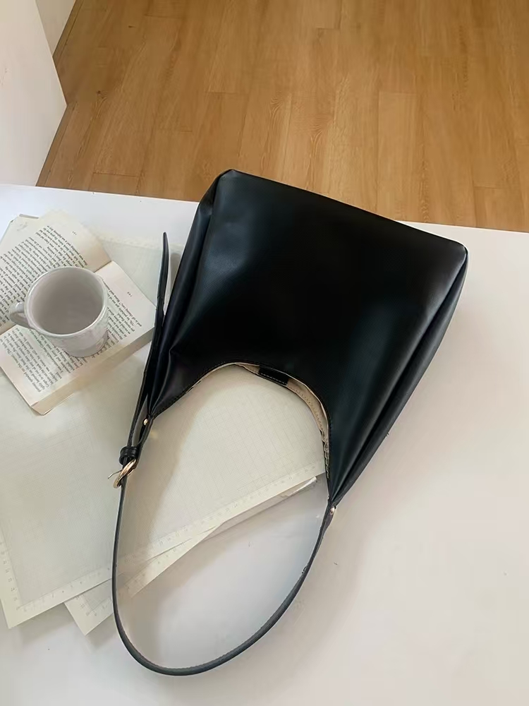 Simple and spacious bag for women, 2025 new style, fashionable and versatile, casual shoulder bag for students, commuting cross-body tote bag