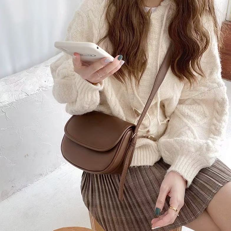 Korean-style half-round saddle bag for women, new 2025 autumn-winter collection. Simple and retro style, versatile and suitable for both single shoulder and cross-body use.