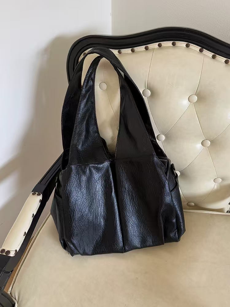 American-style retro oil wax leather large capacity tote bag - black - high-end and versatile single-shoulder underarm bag for daily commuting and casual carrying.