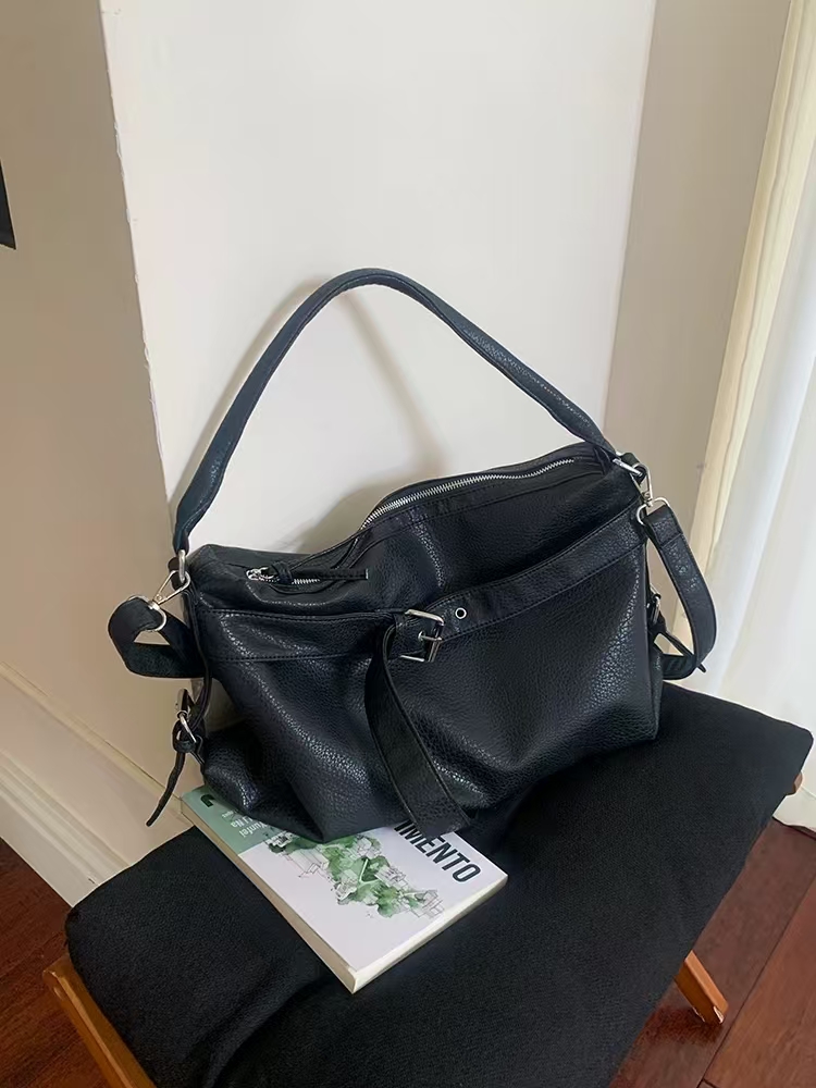 Large-capacity black versatile motorcycle bag, stylish and fashionable casual single-shoulder underarm bag, commuting crossbody tote bag