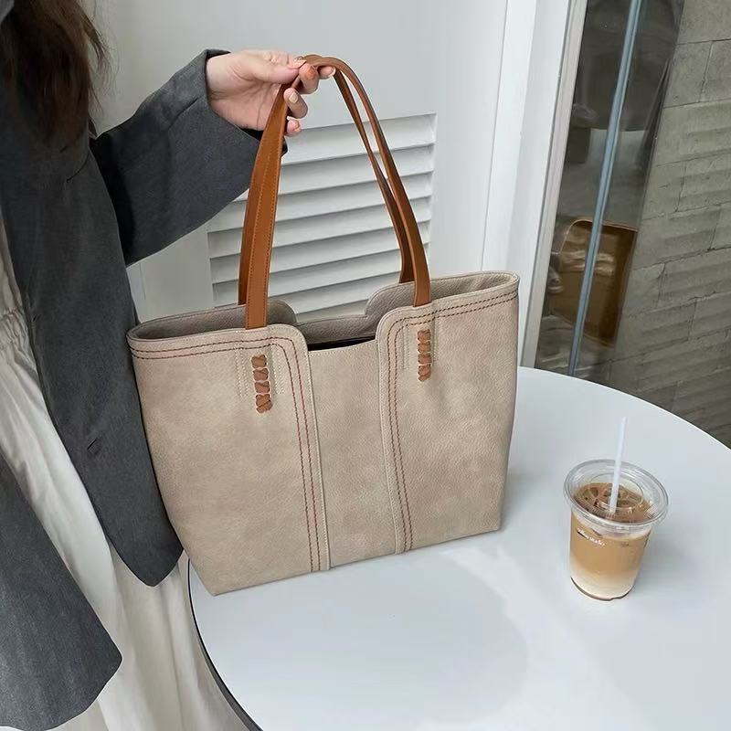 Korean version 2025 new style fashionable and elegant minimalist tote bag with retro large capacity, single shoulder handbag for commuting, large-sized bag for women