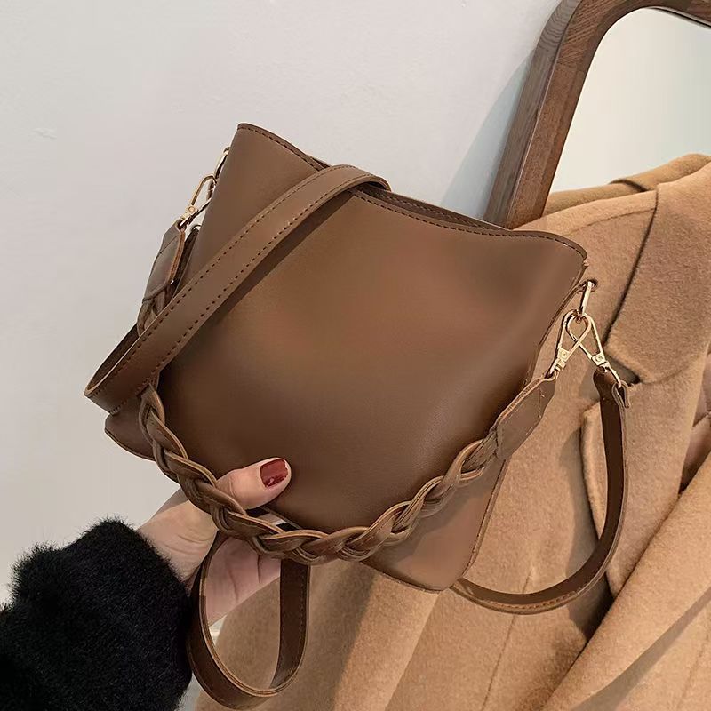 Internet celebrity small handbag - trendy and fashionable new model, versatile and retro crossbody bag with shoulder strap and bucket bag at the side of the arm.