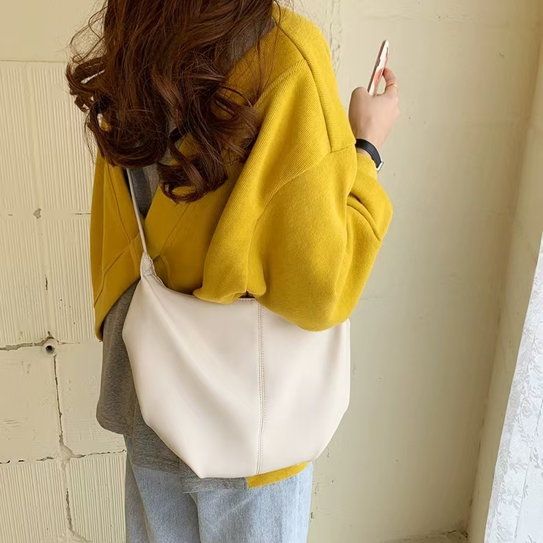 Korean spring/summer new style retro simple pleated dumpling bag, trendy and versatile single shoulder bag, crossbody cow horn bag for girls