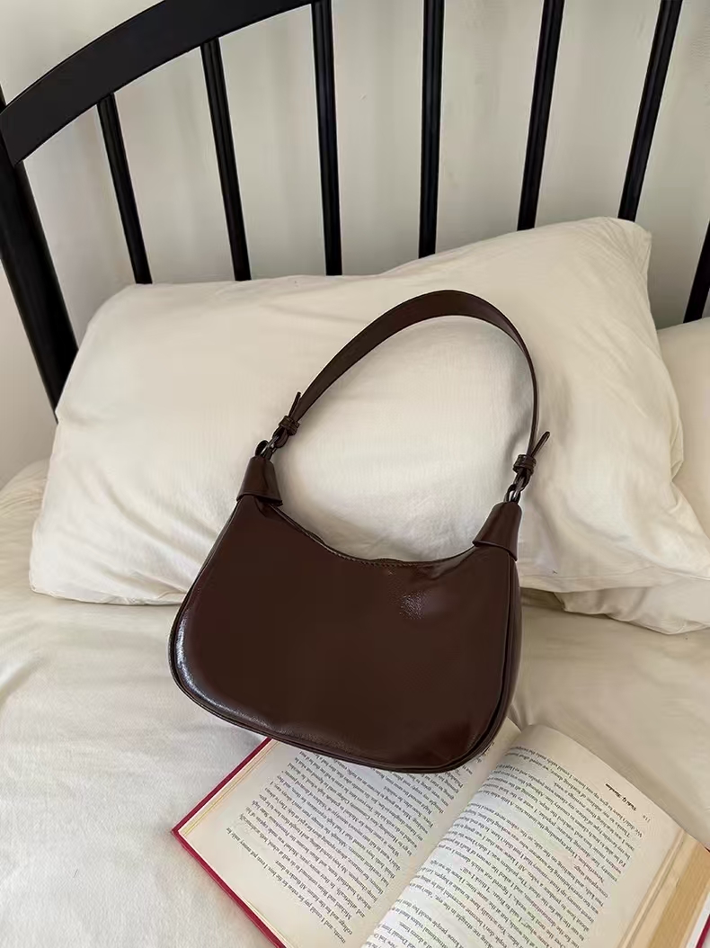 Small-scale retro underarm handbag for women, 2025 new style, fashionable single-shoulder soft leather commuting dumpling bag, versatile crossbody bag for women