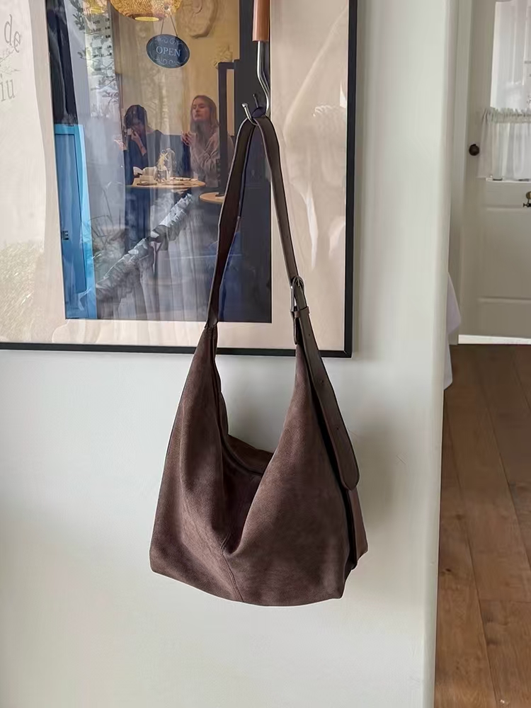 Korean version of suede fabric shoulder bag for women, 2025 new style, suitable for all seasons, versatile cross-body bag, retro large capacity, for daily commuting tote bag