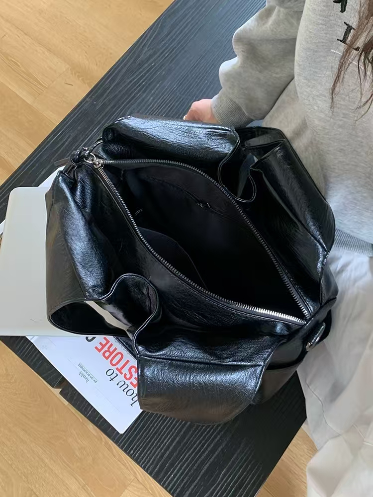 American-style retro oil wax leather large capacity tote bag - black - high-end and versatile single-shoulder underarm bag for daily commuting and casual carrying.