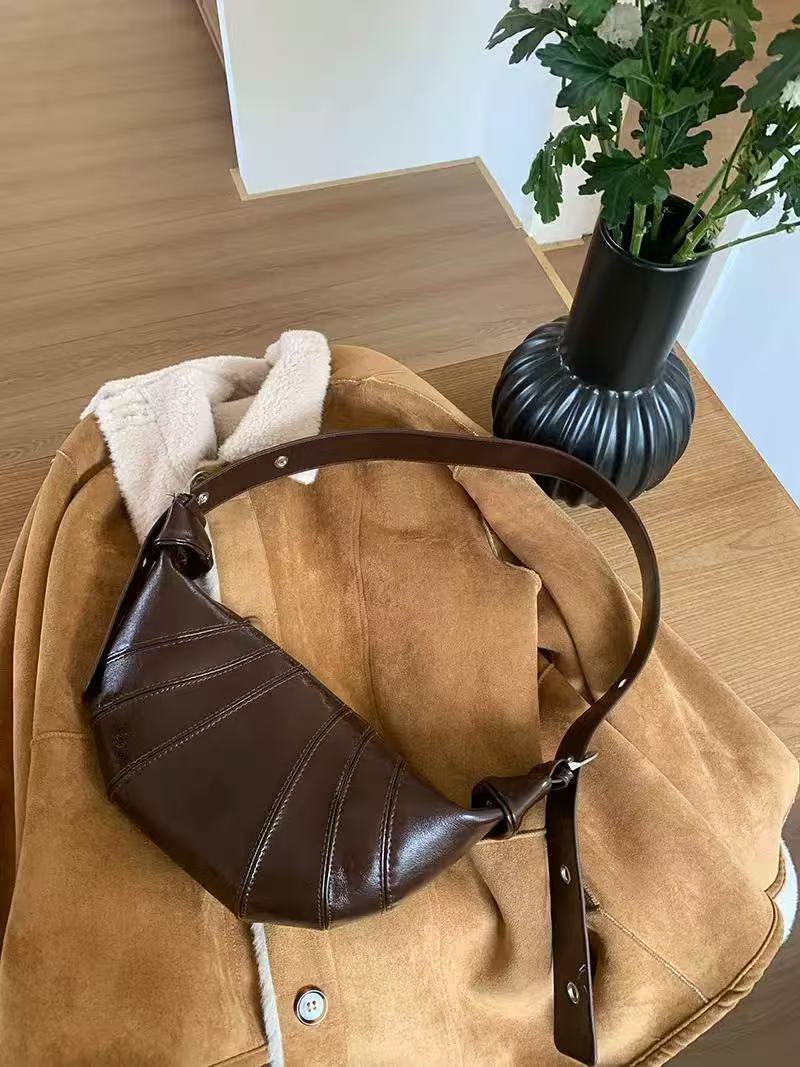 Vintage maroon cow horn handbag for women, an underarm bag suitable for autumn and winter 2025. A trendy and versatile Korean bag that pairs well with everything. A dumpling-shaped bag.