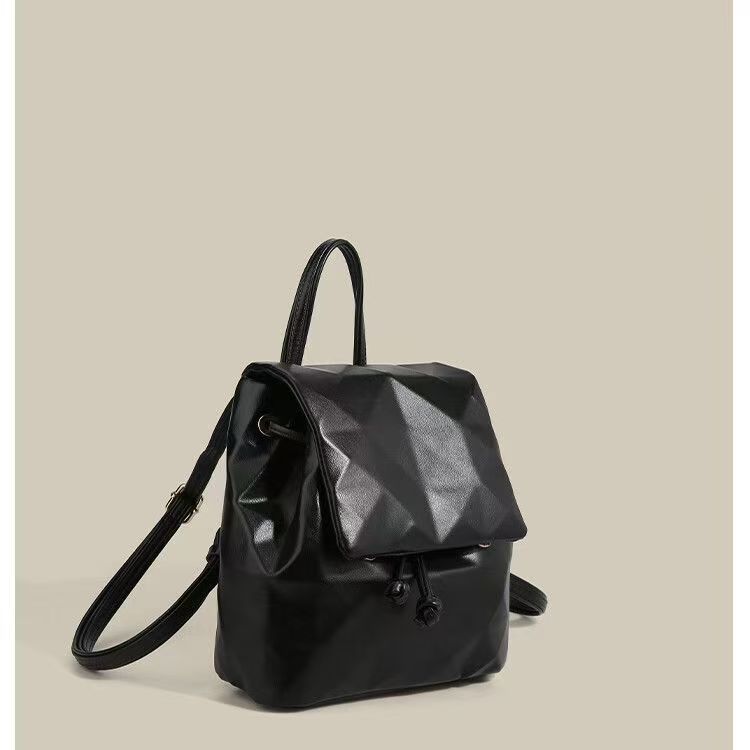 Limited edition diamond-pattern backpack, simple design, 2025 model, versatile and fashionable, suitable for daily commuting, high-end backpack