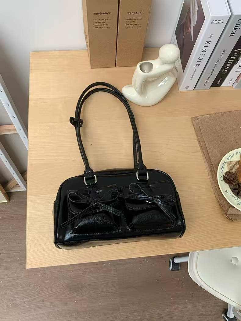 Belted single-shoulder underarm bag for women, 2025 new style, black, high-end, handbag for bowling, fashionable for commuting.