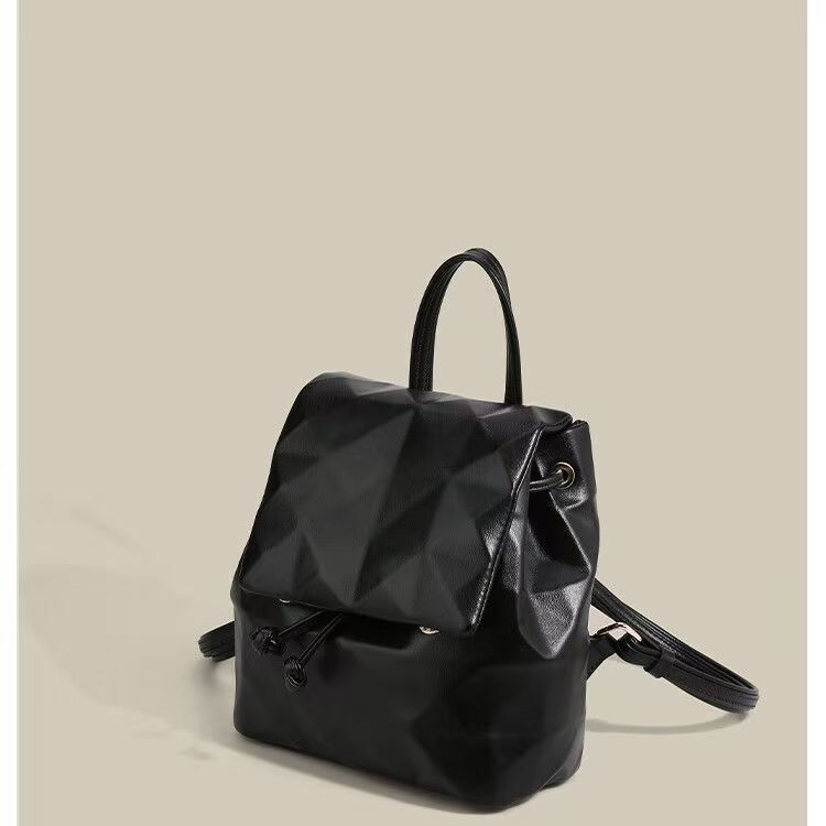 Limited edition diamond-pattern backpack, simple design, 2025 model, versatile and fashionable, suitable for daily commuting, high-end backpack